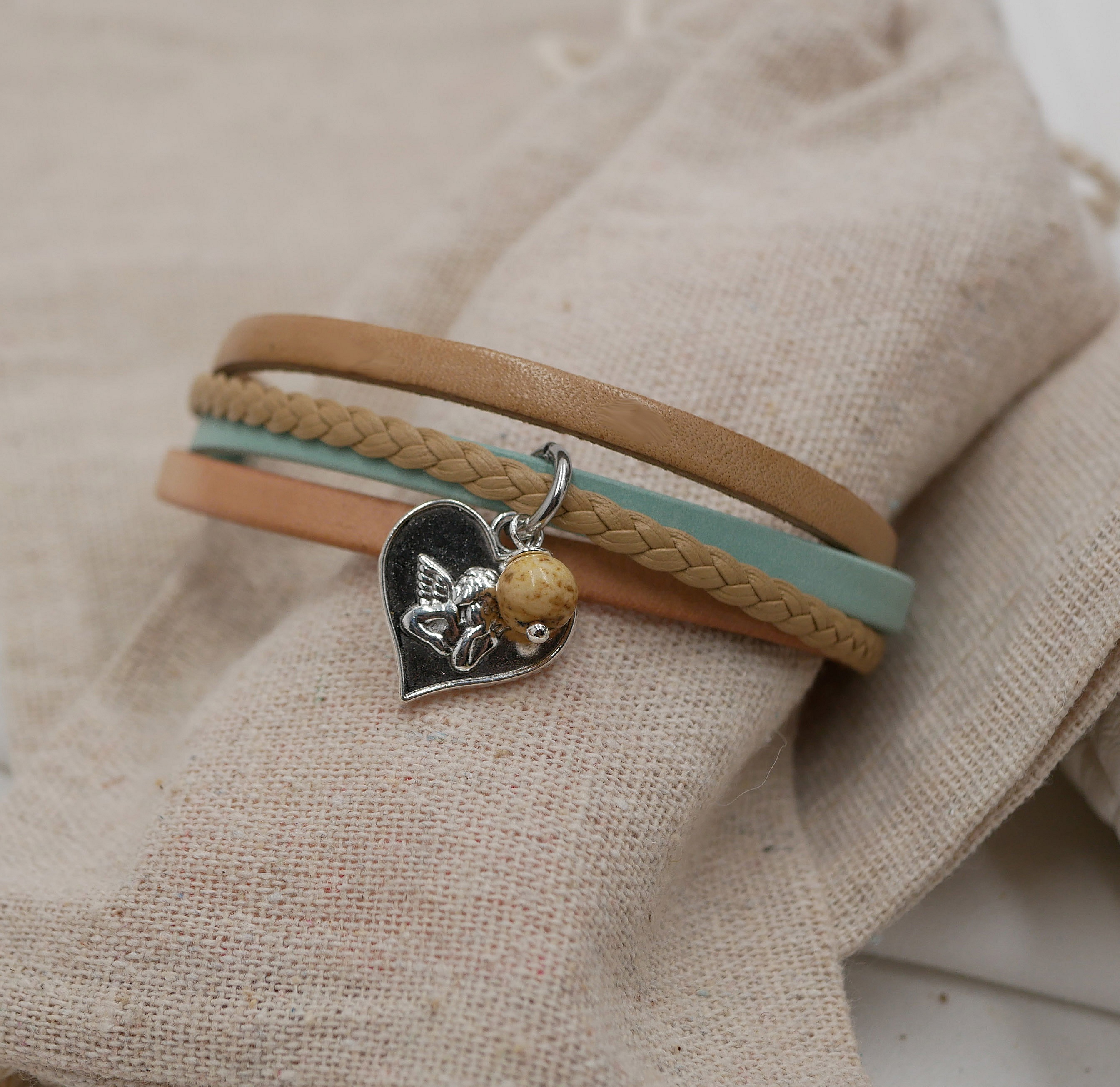 Mansjettarmb&aring;nd i multi-l&aelig;r for kvinner Sand beige anheng etter eget valg