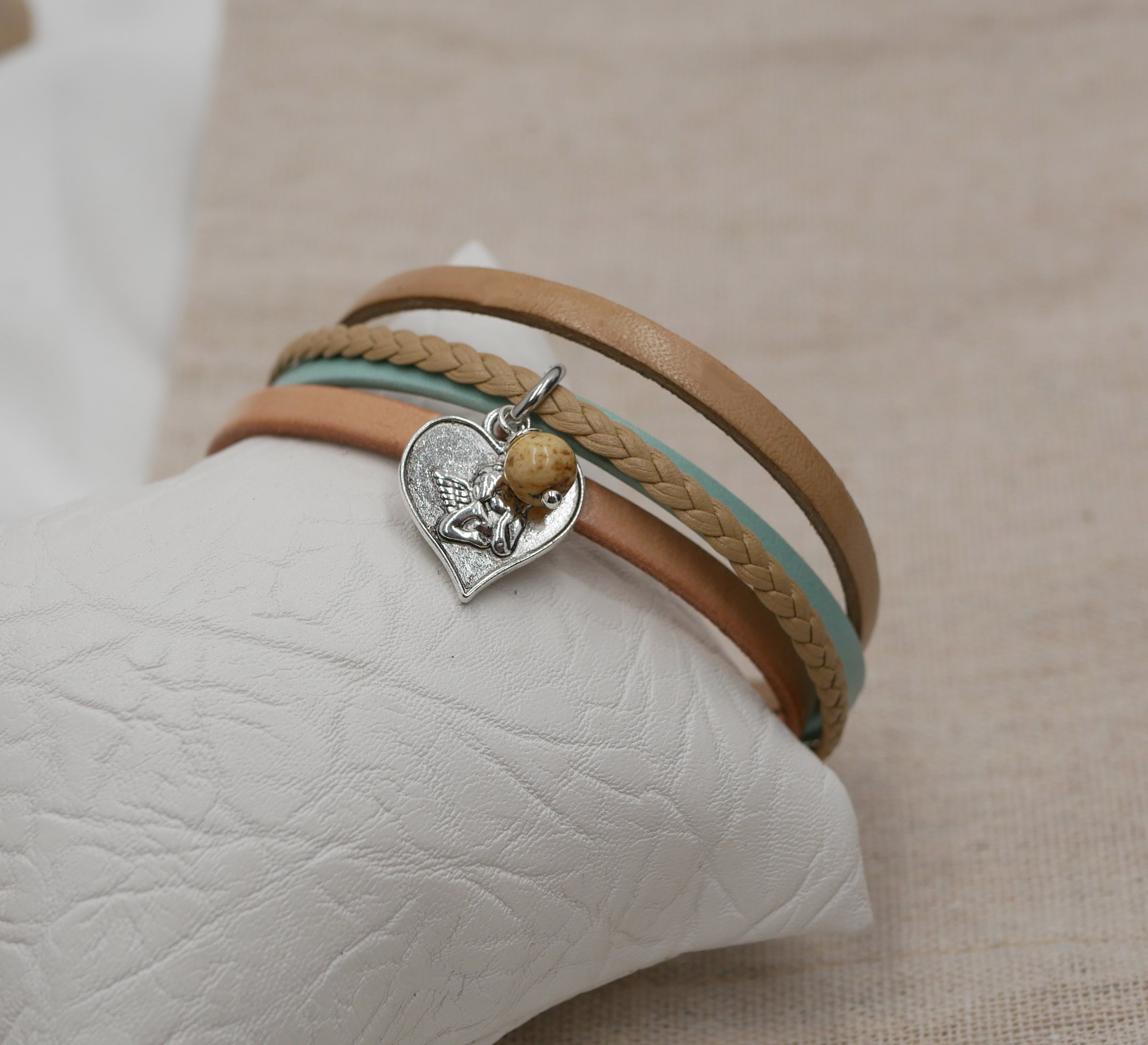 Mansjettarmbånd i multi-lær for kvinner Sand beige anheng etter eget valg