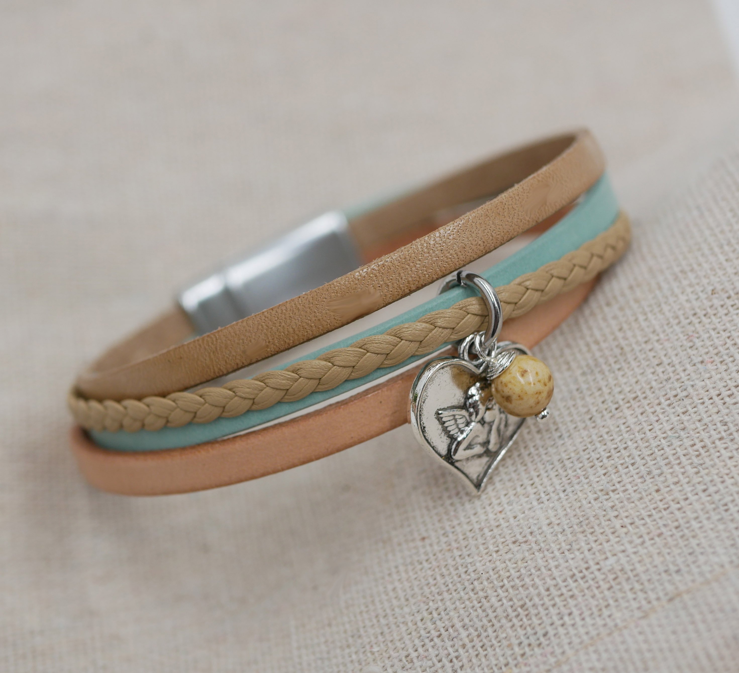 Mansjettarmbånd i multi-lær for kvinner Sand beige anheng etter eget valg