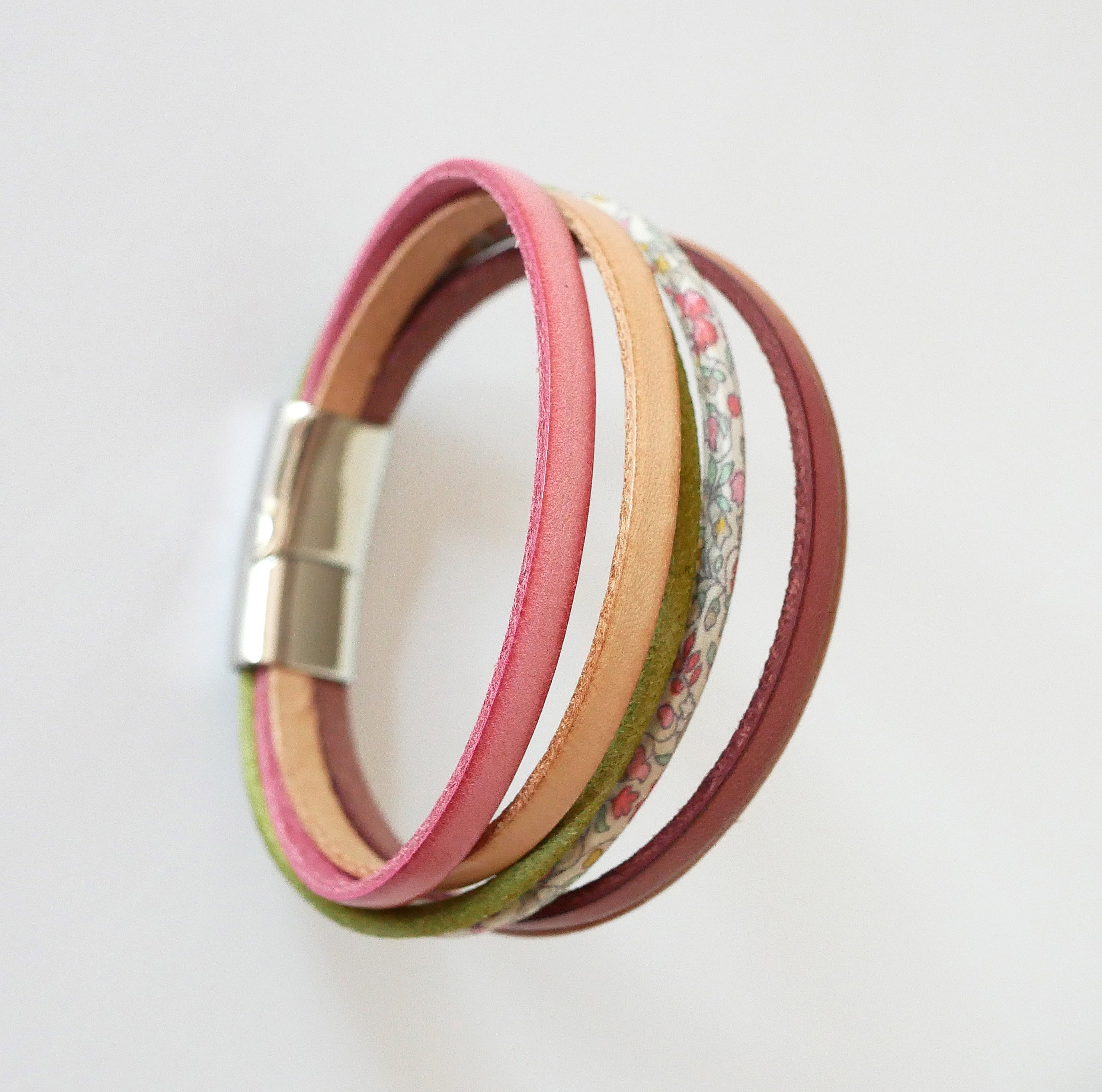 Mansjettarmb&aring;nd i pastellfarget l&aelig;r og blomstrete Liberty-snorer