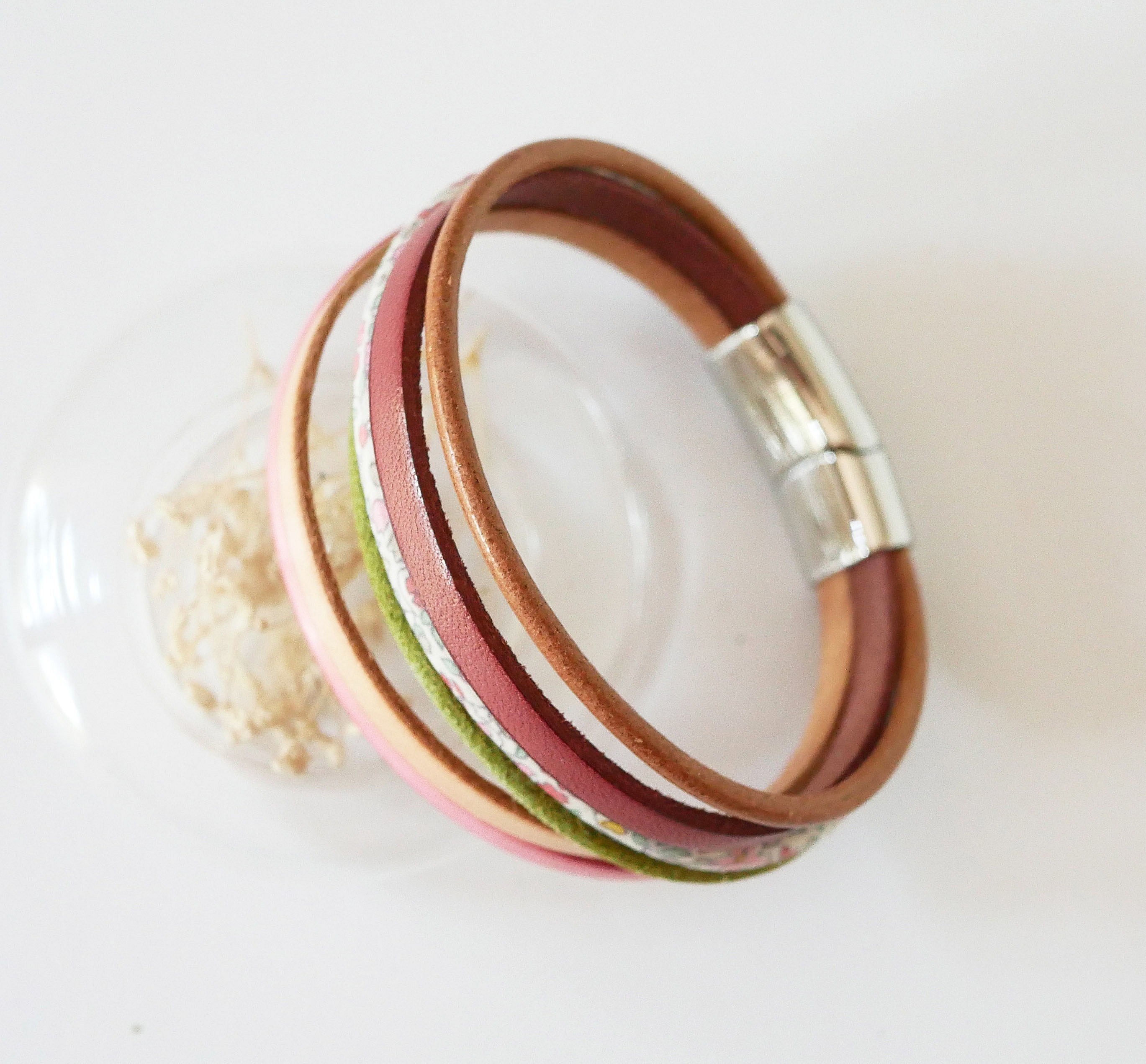 Mansjettarmb&aring;nd i pastellfarget l&aelig;r og blomstrete Liberty-snorer