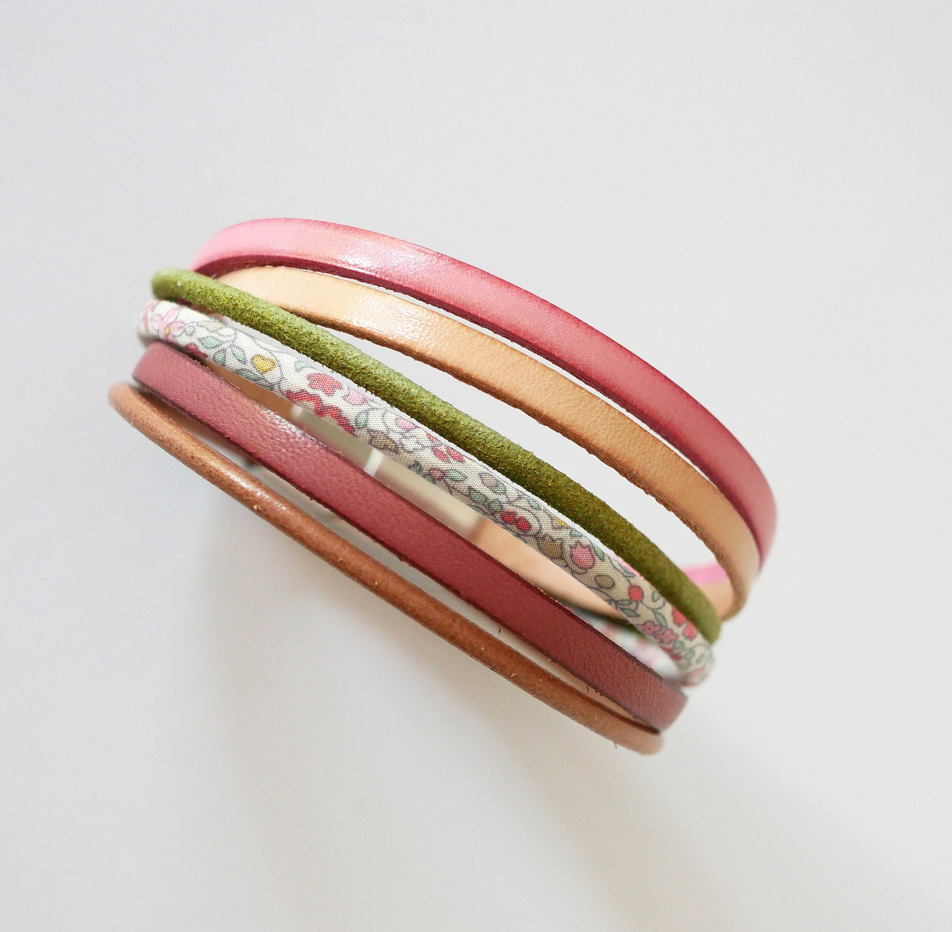 Mansjettarmb&aring;nd i pastellfarget l&aelig;r og blomstrete Liberty-snorer