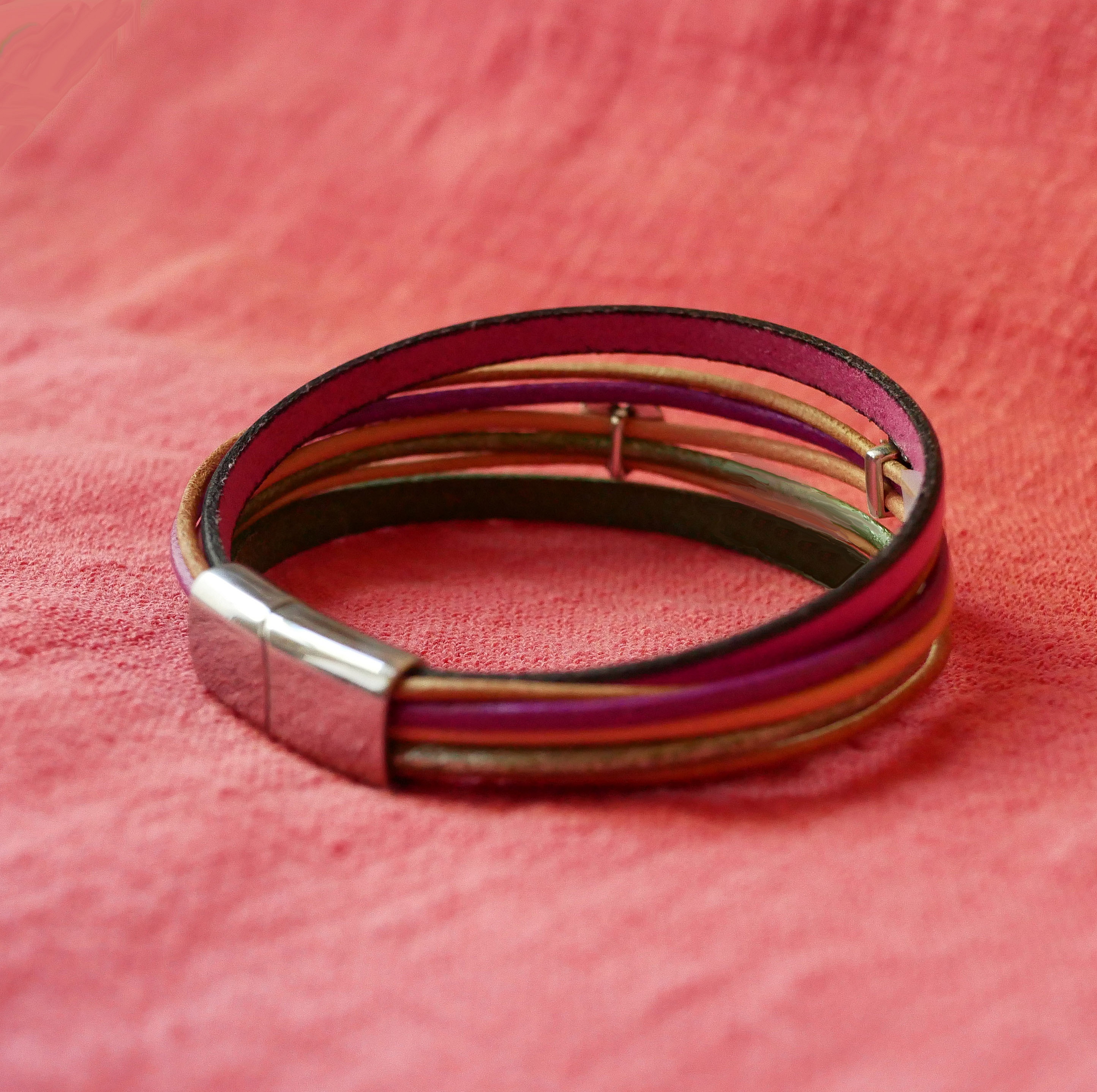 Fuchsia mansjettarmb&aring;nd i skinn med 2 s&oslash;lvfargede sl&oslash;yfer