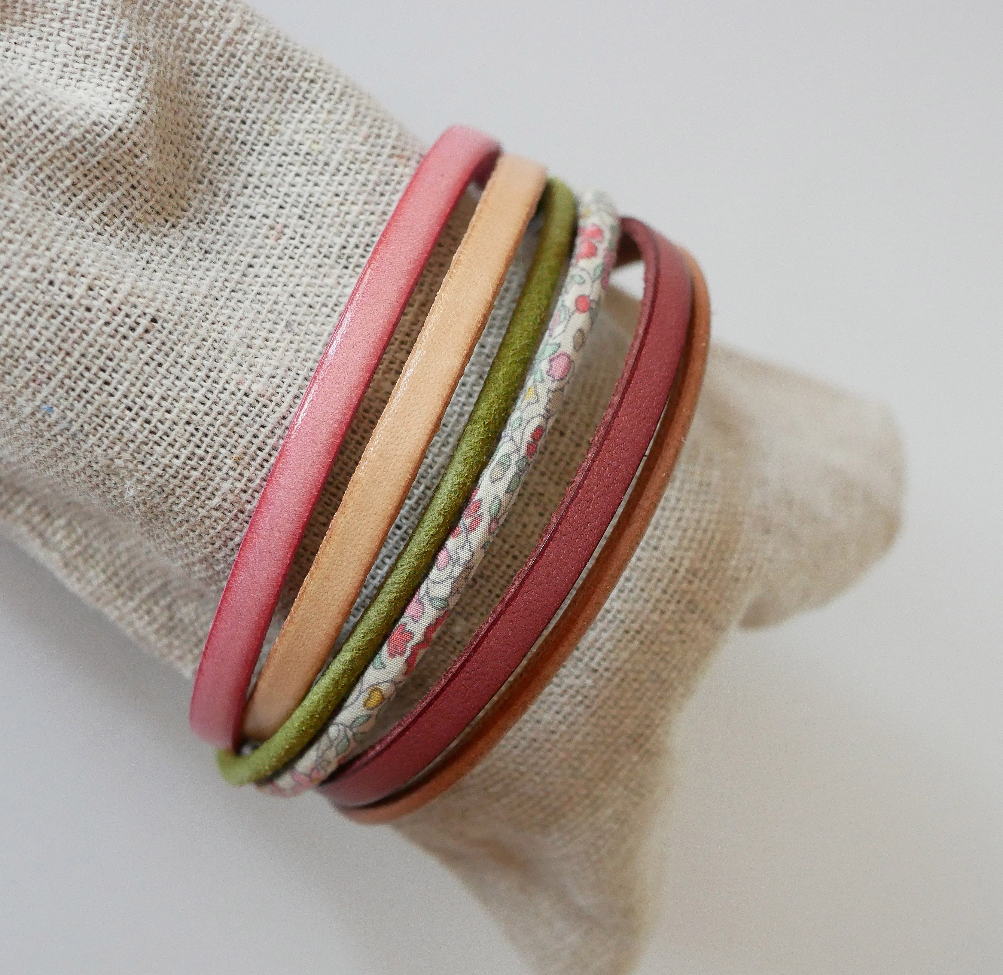 Mansjettarmb&aring;nd i pastellfarget l&aelig;r og blomstrete Liberty-snorer