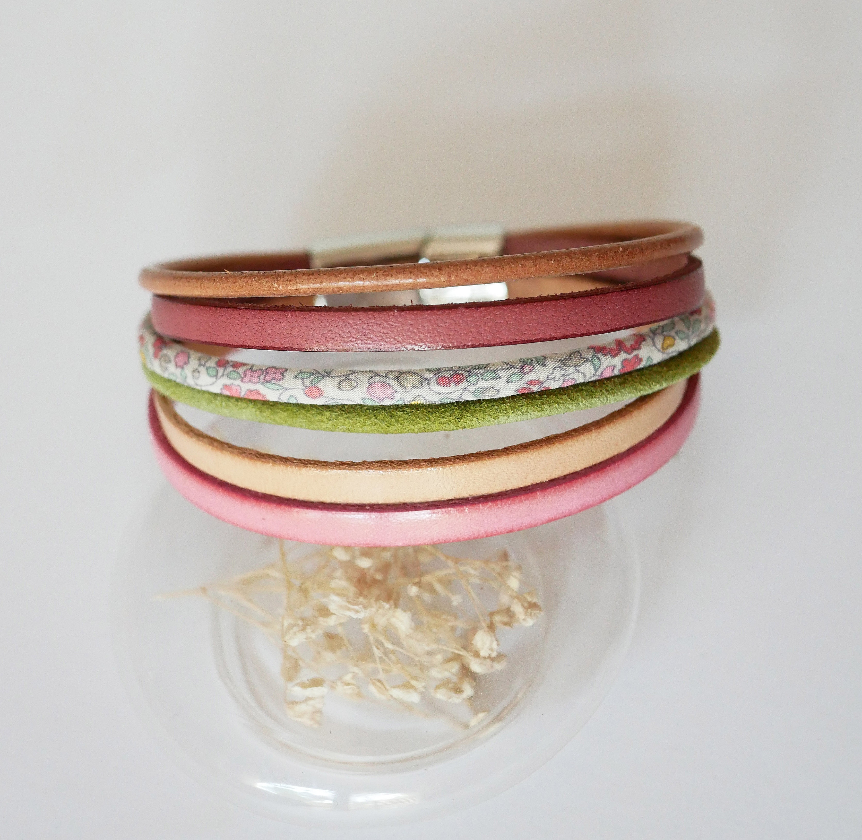 Mansjettarmb&aring;nd i pastellfarget l&aelig;r og blomstrete Liberty-snorer