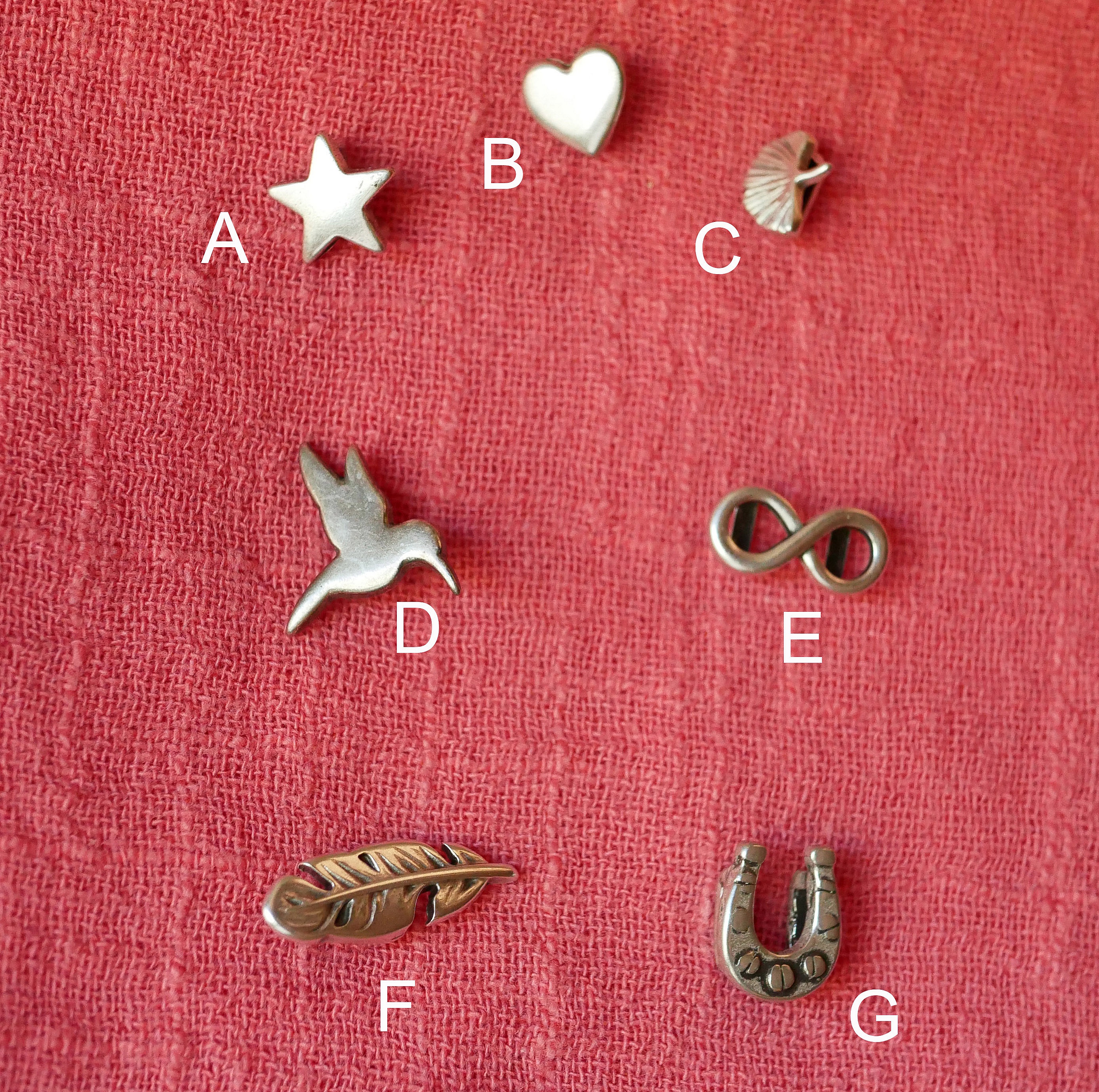 Fuchsia mansjettarmb&aring;nd i skinn med 2 s&oslash;lvfargede sl&oslash;yfer