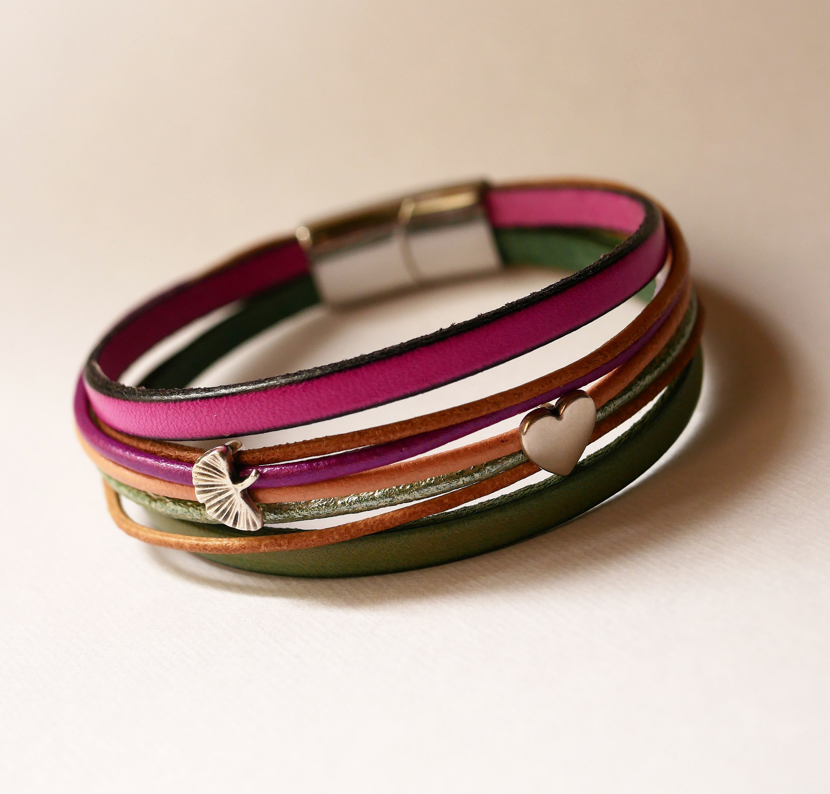 Fuchsia mansjettarmb&aring;nd i skinn med 2 s&oslash;lvfargede sl&oslash;yfer