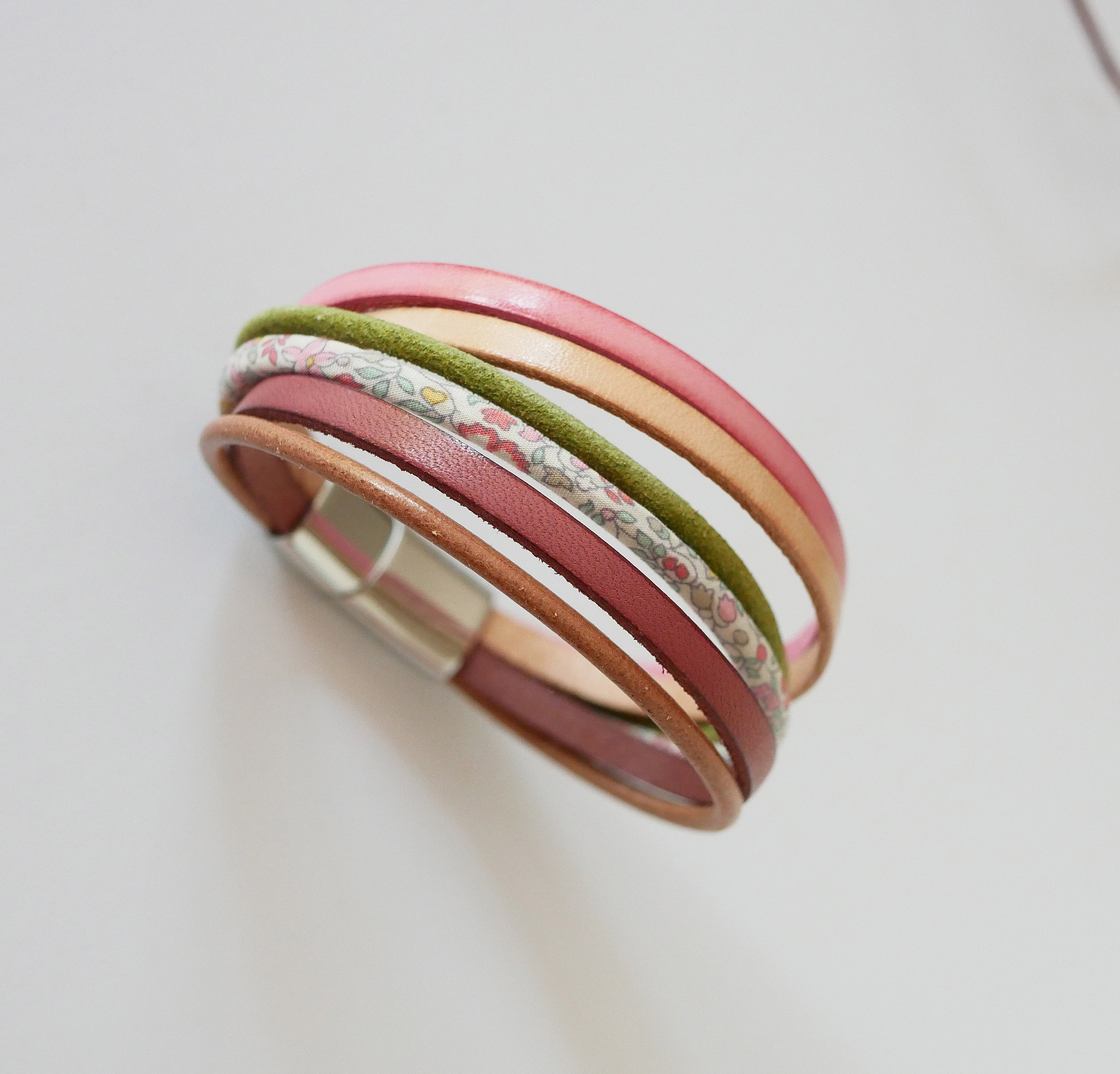Mansjettarmb&aring;nd i pastellfarget l&aelig;r og blomstrete Liberty-snorer