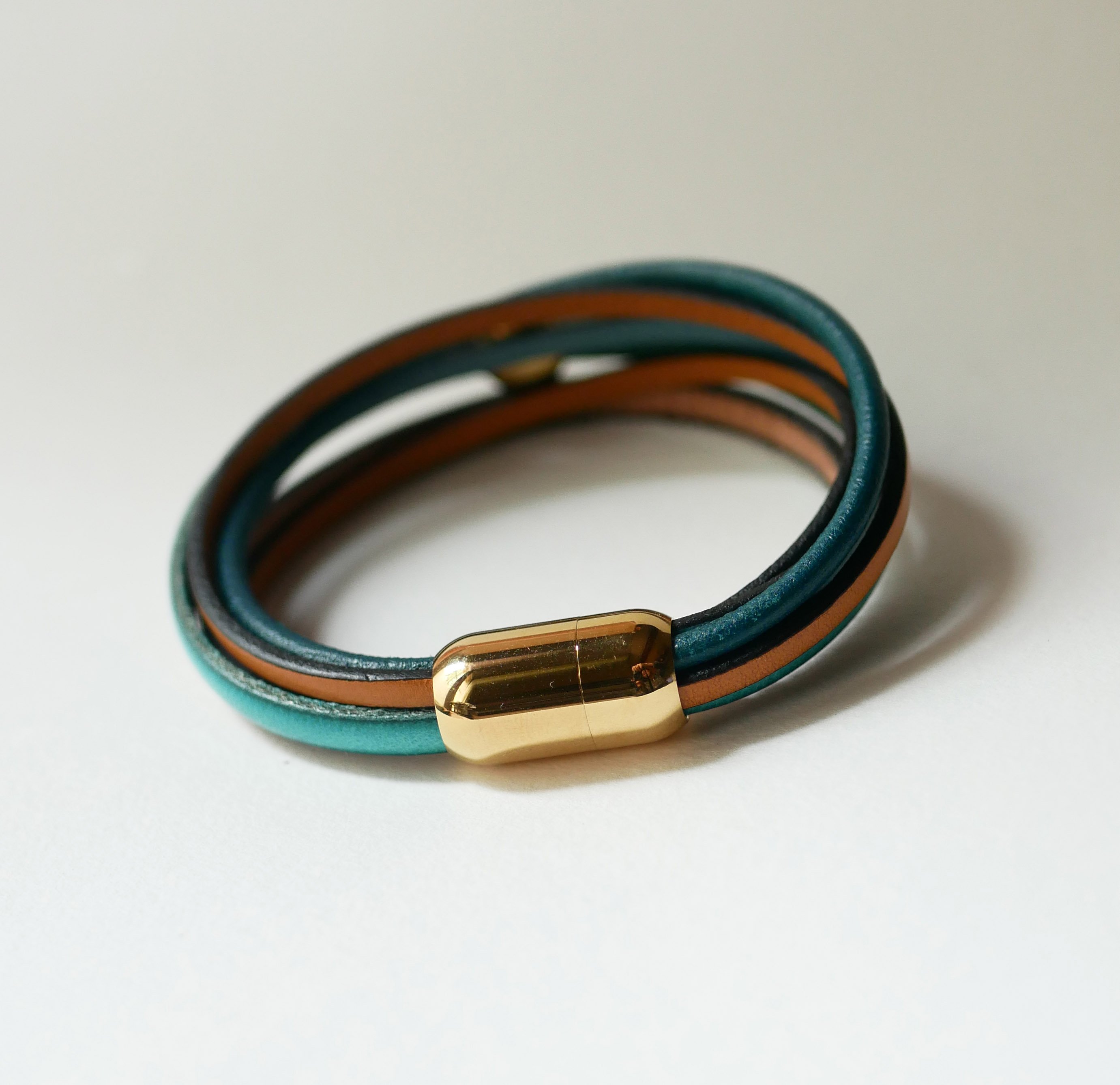 Mansjettarmbånd i blått og gull i flere skinntyper for kvinner