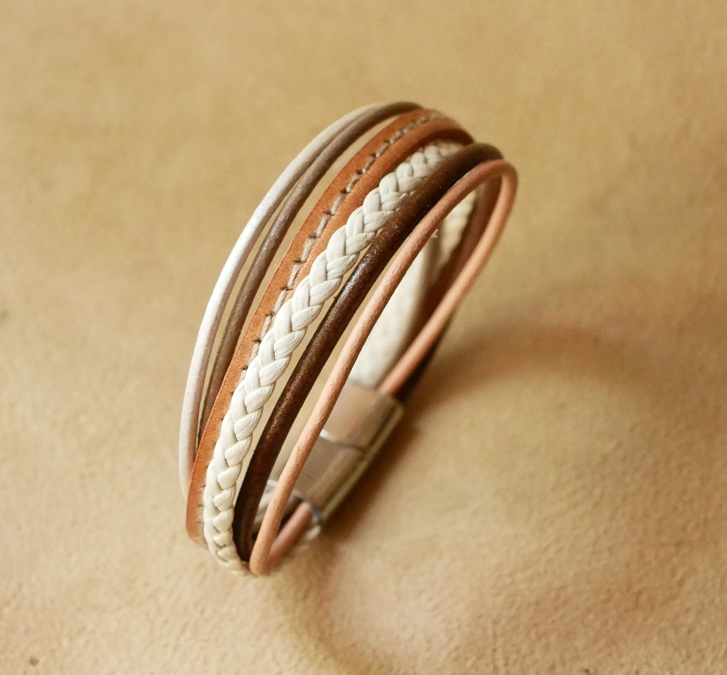 Mansjettarmb&aring;nd i skinn til dame i beige toner