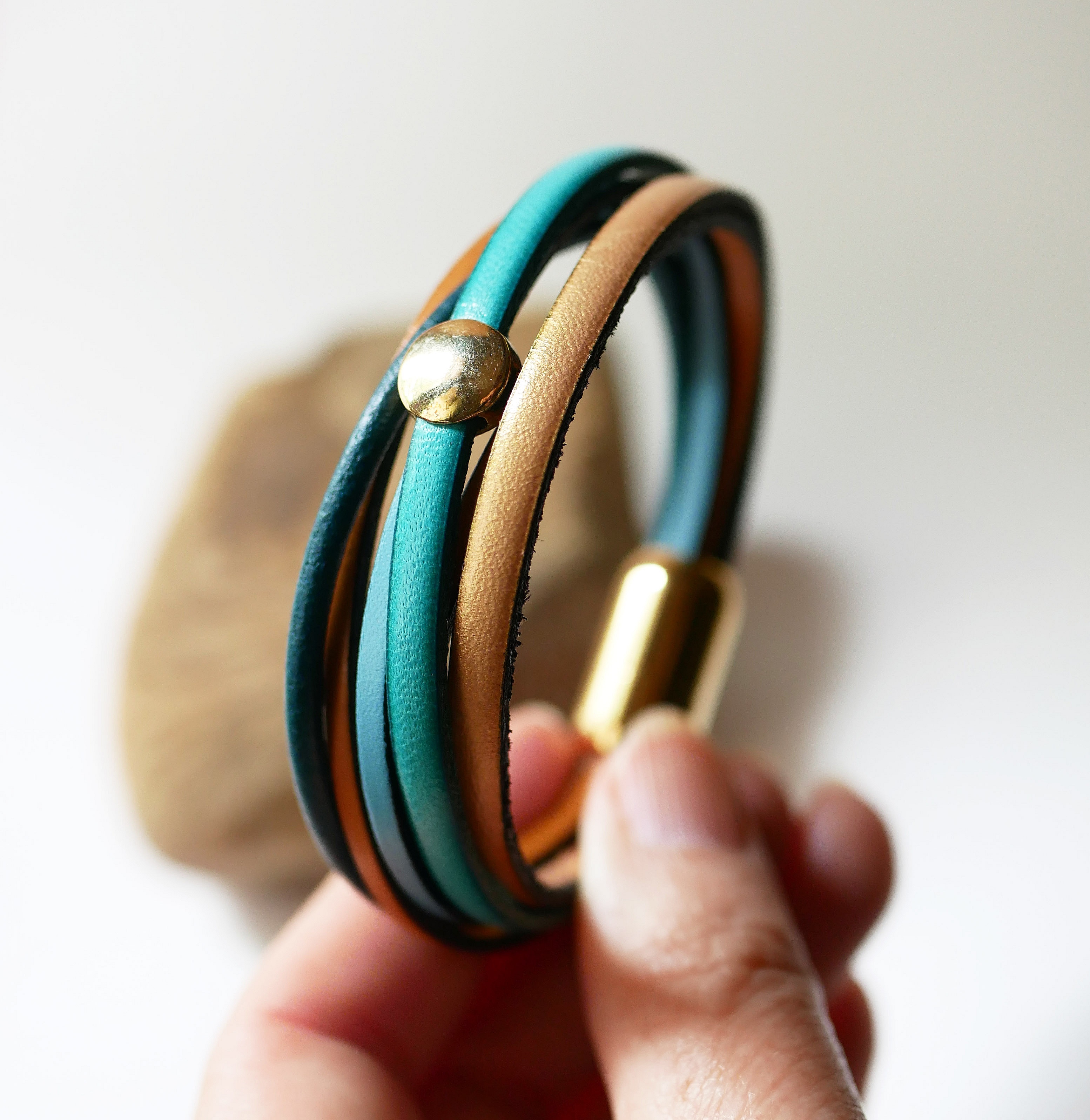 Mansjettarmb&aring;nd i bl&aring;tt og gull i flere skinntyper for kvinner