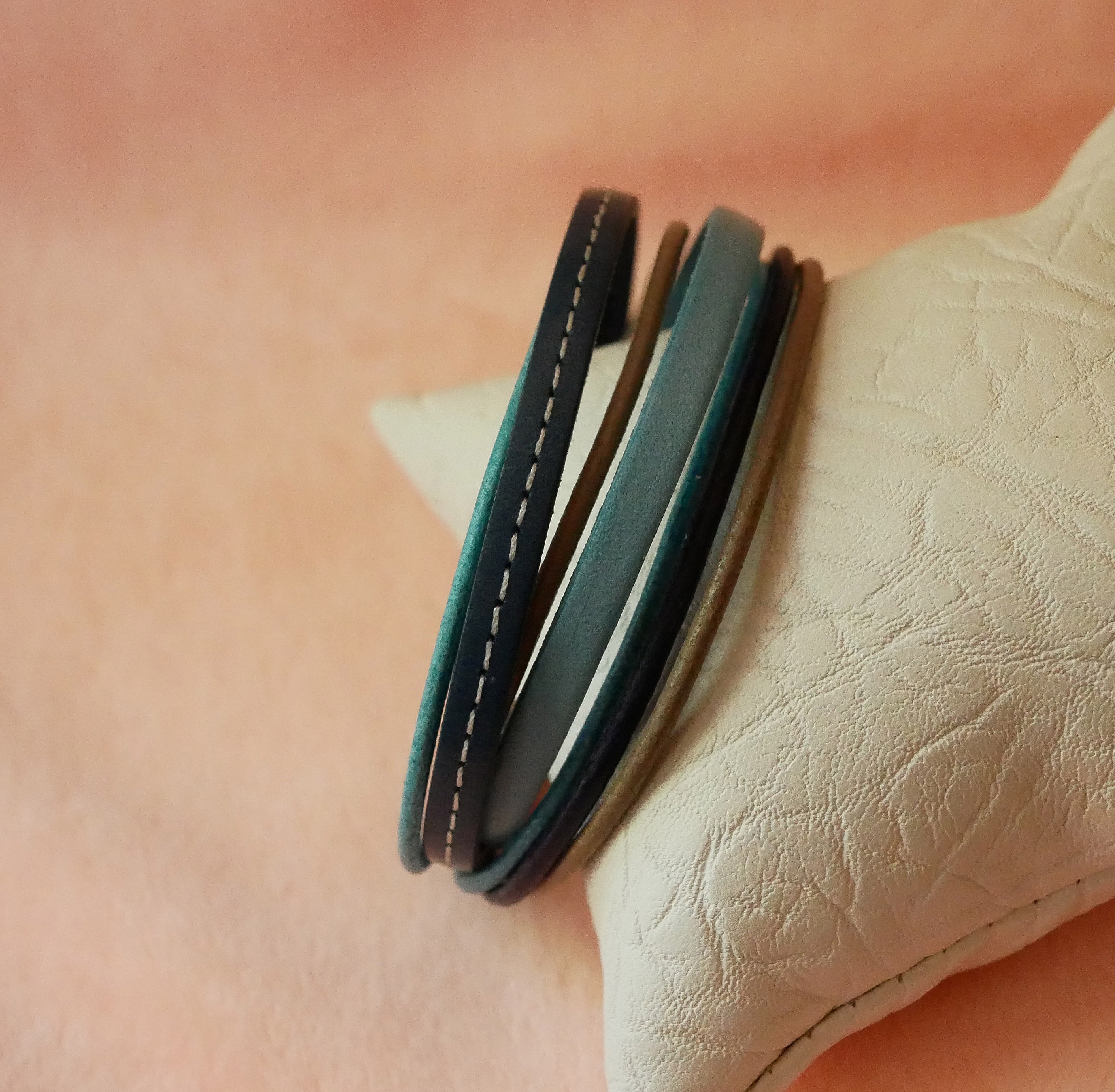 Mansjettarmb&aring;nd i skinn til dame i bl&aring; toner