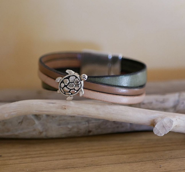 Multi l&aelig;r mansjett armb&aring;nd med skilpadde design og stor magnetl&aring;s