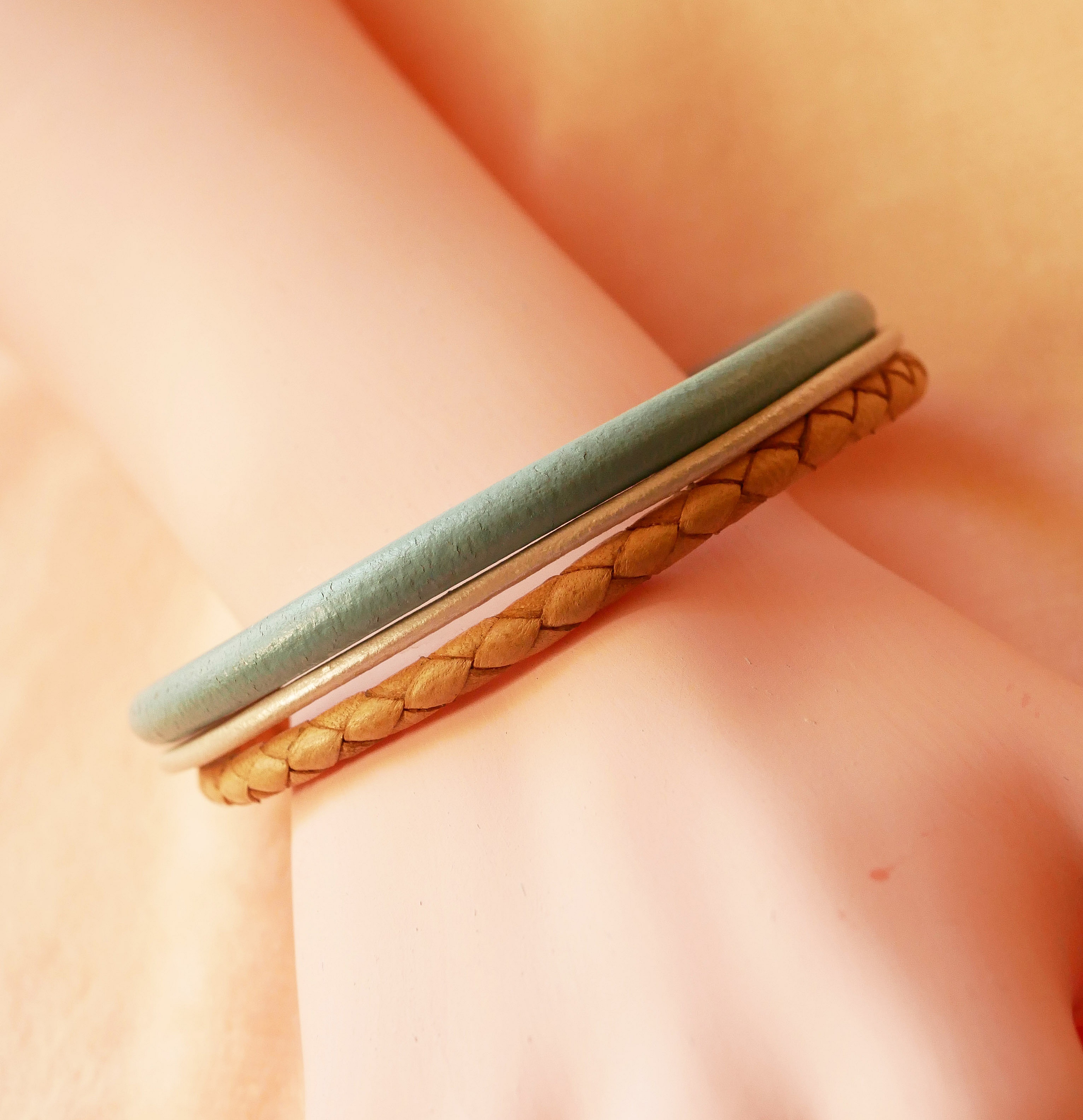 Mansjettarmb&aring;nd i beige og turkis med flere skinntyper