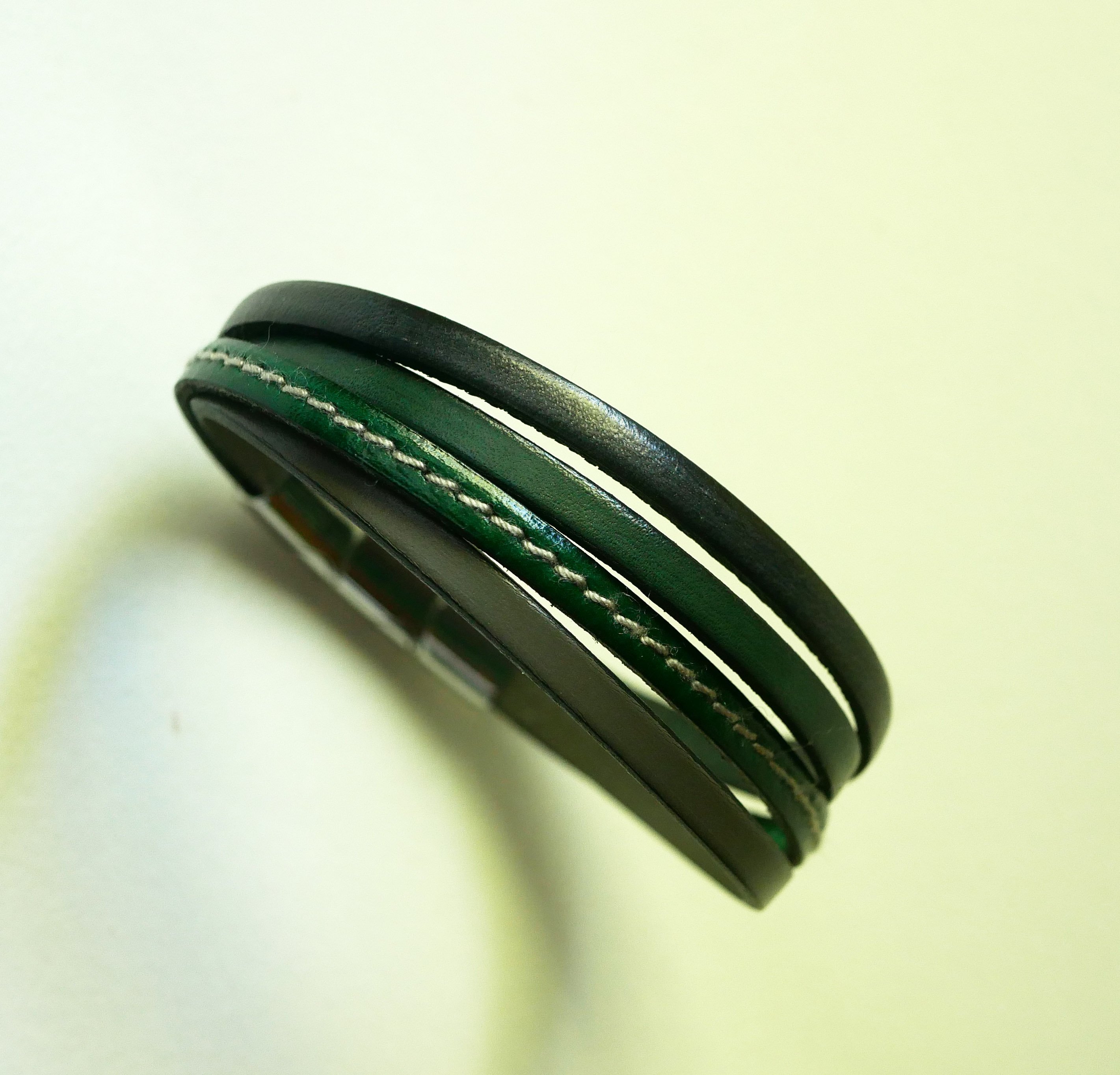 Grønt og grått mansjettarmbånd i flere skinntyper for menn