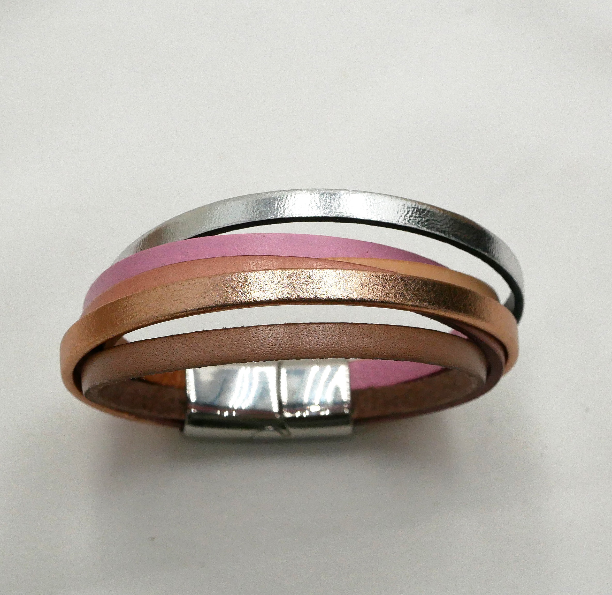 Mansjettarmb&aring;nd i flere typer l&aelig;r, kobberferskenfarge