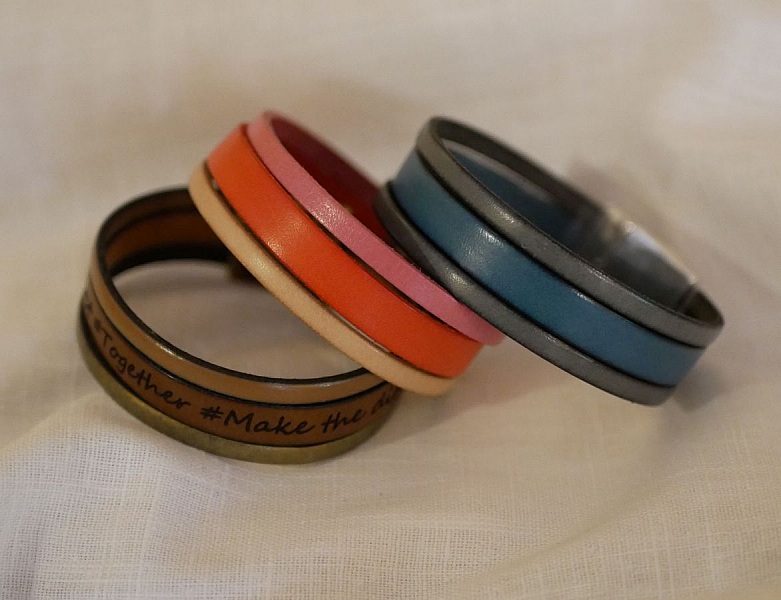 Bracelet manchette &agrave; personnaliser couleurs des cuirs et message grav&eacute;