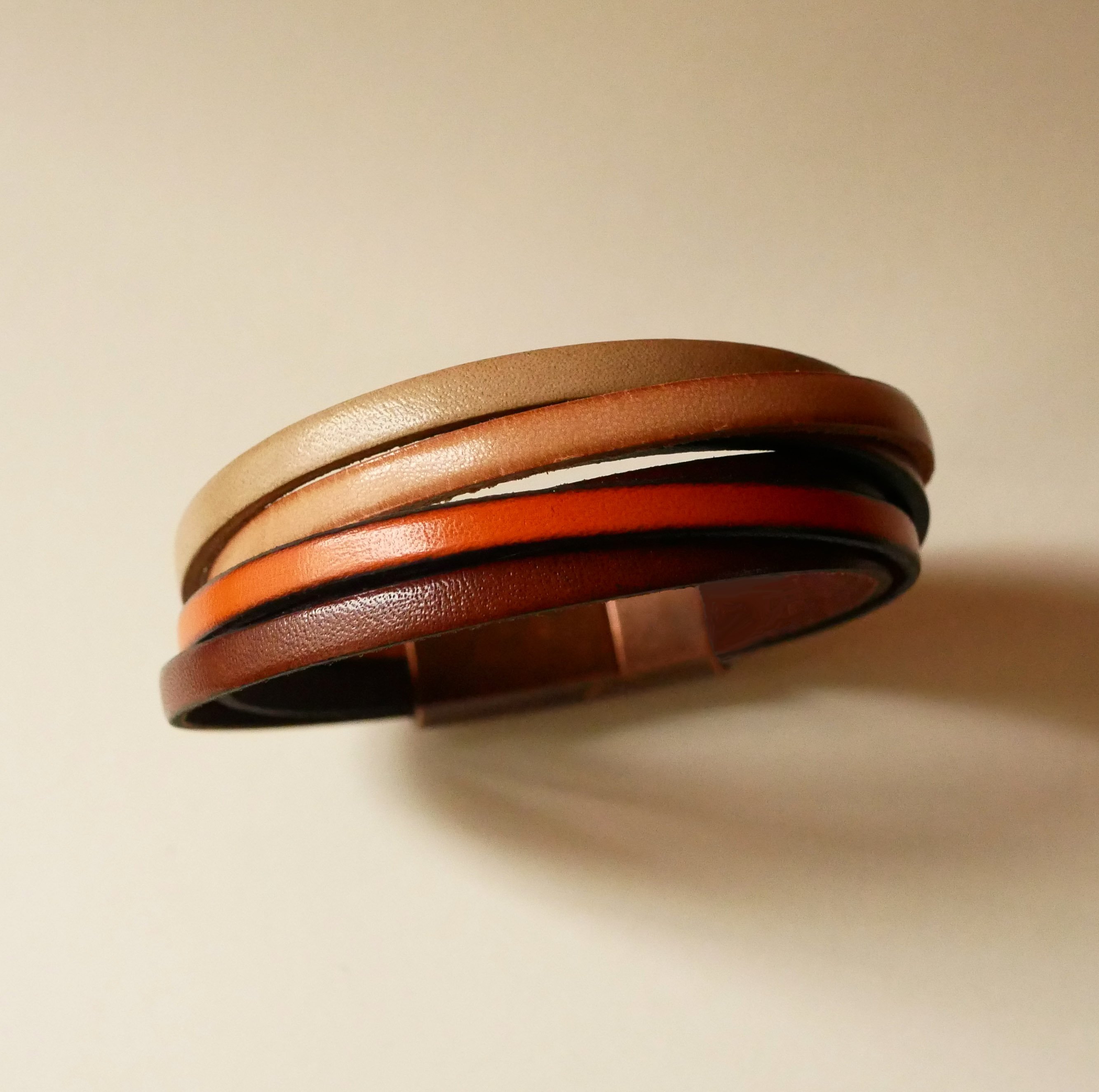 Okerfarget mansjettarmbånd i flere skinntyper