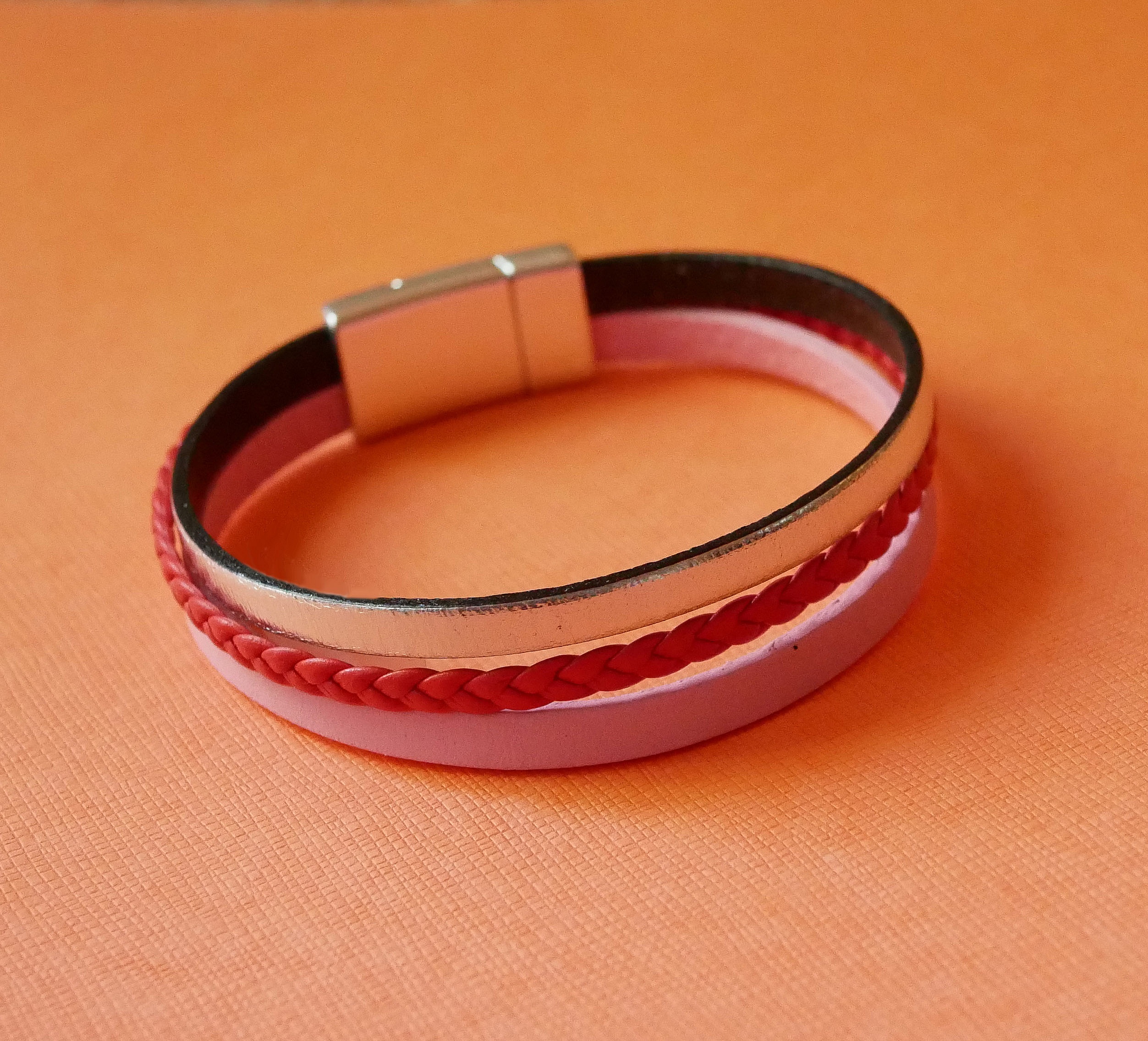 Armb&aring;nd med mansjett i korallr&oslash;dt og s&oslash;lvfarget skinn og rosa multi-l&aelig;r