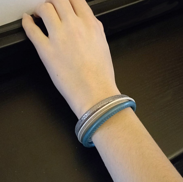 Armb&aring;nd med mansjett i bl&aring;tt og s&oslash;lvfarget skinn