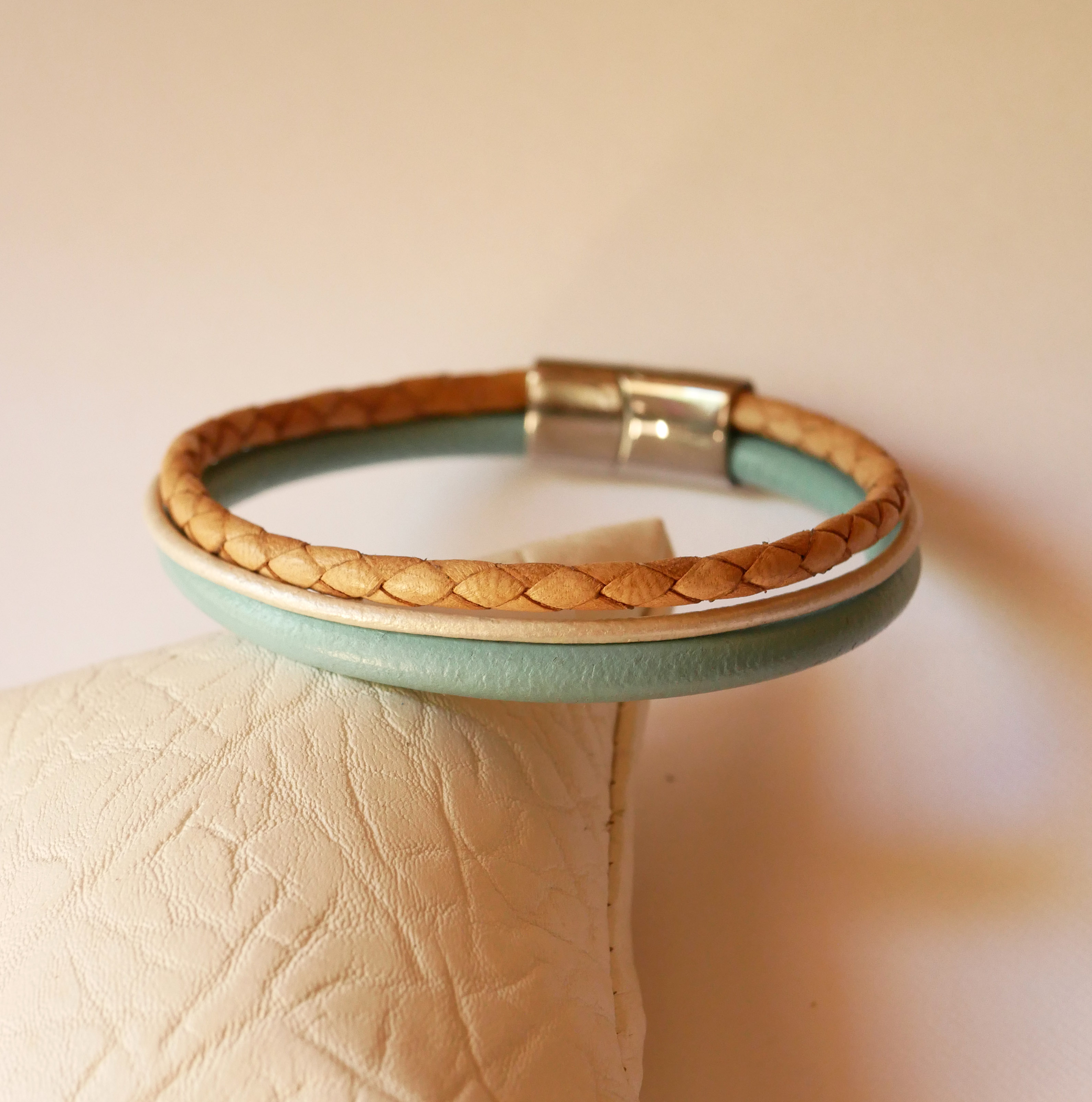 Mansjettarmbånd i beige og turkis med flere skinntyper