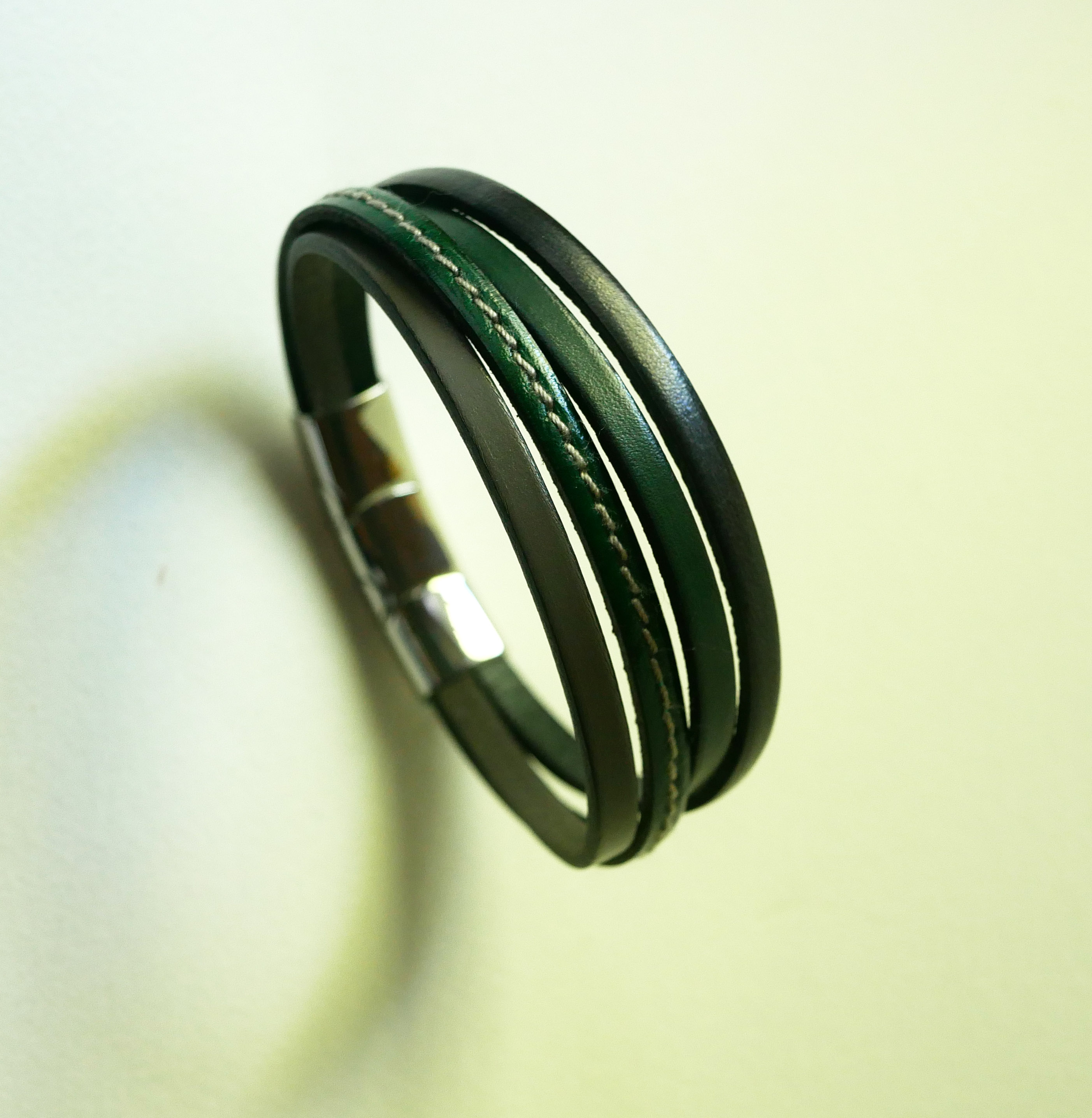 Grønt og grått mansjettarmbånd i flere skinntyper for menn