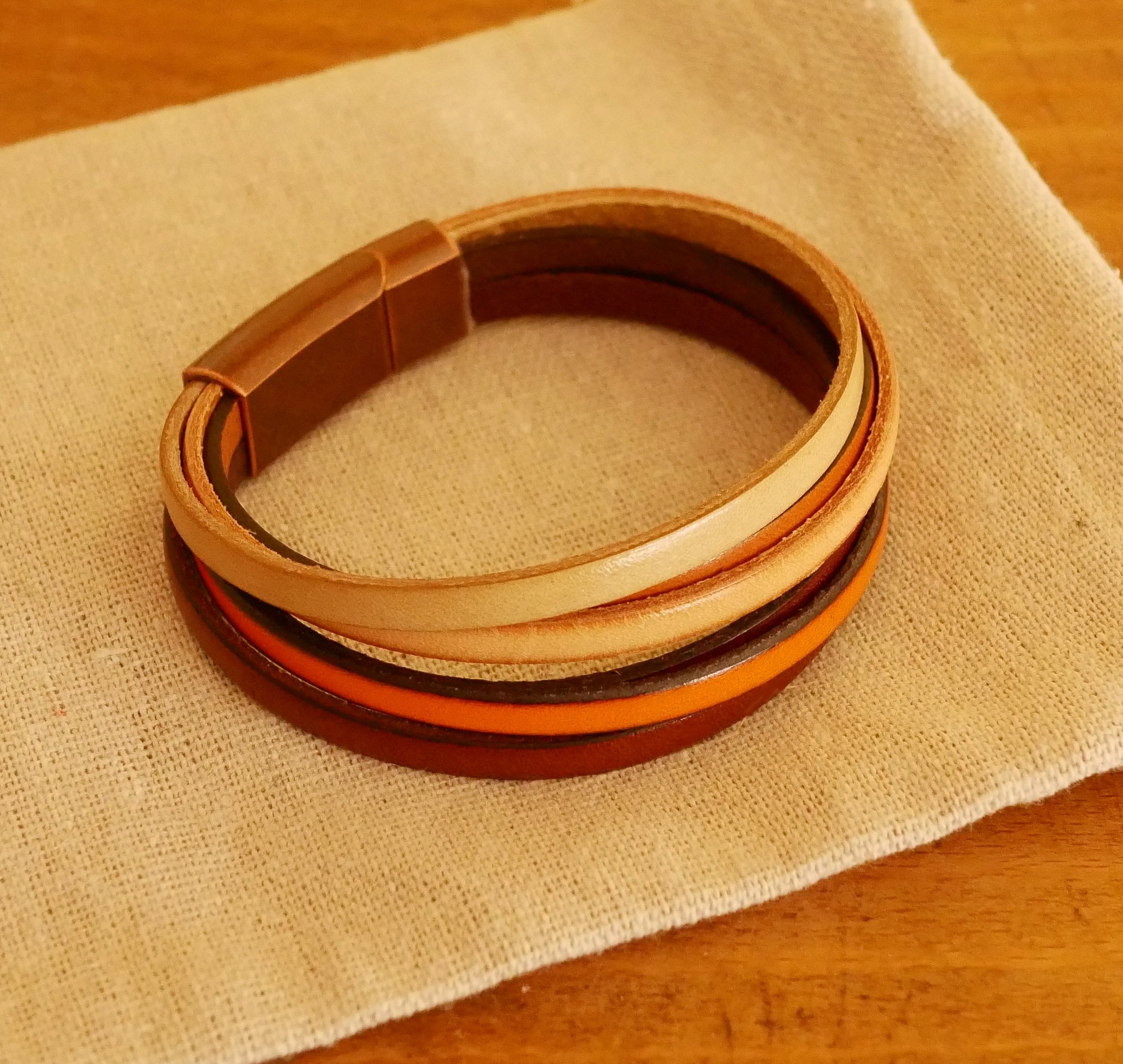 Okerfarget mansjettarmbånd i flere skinntyper