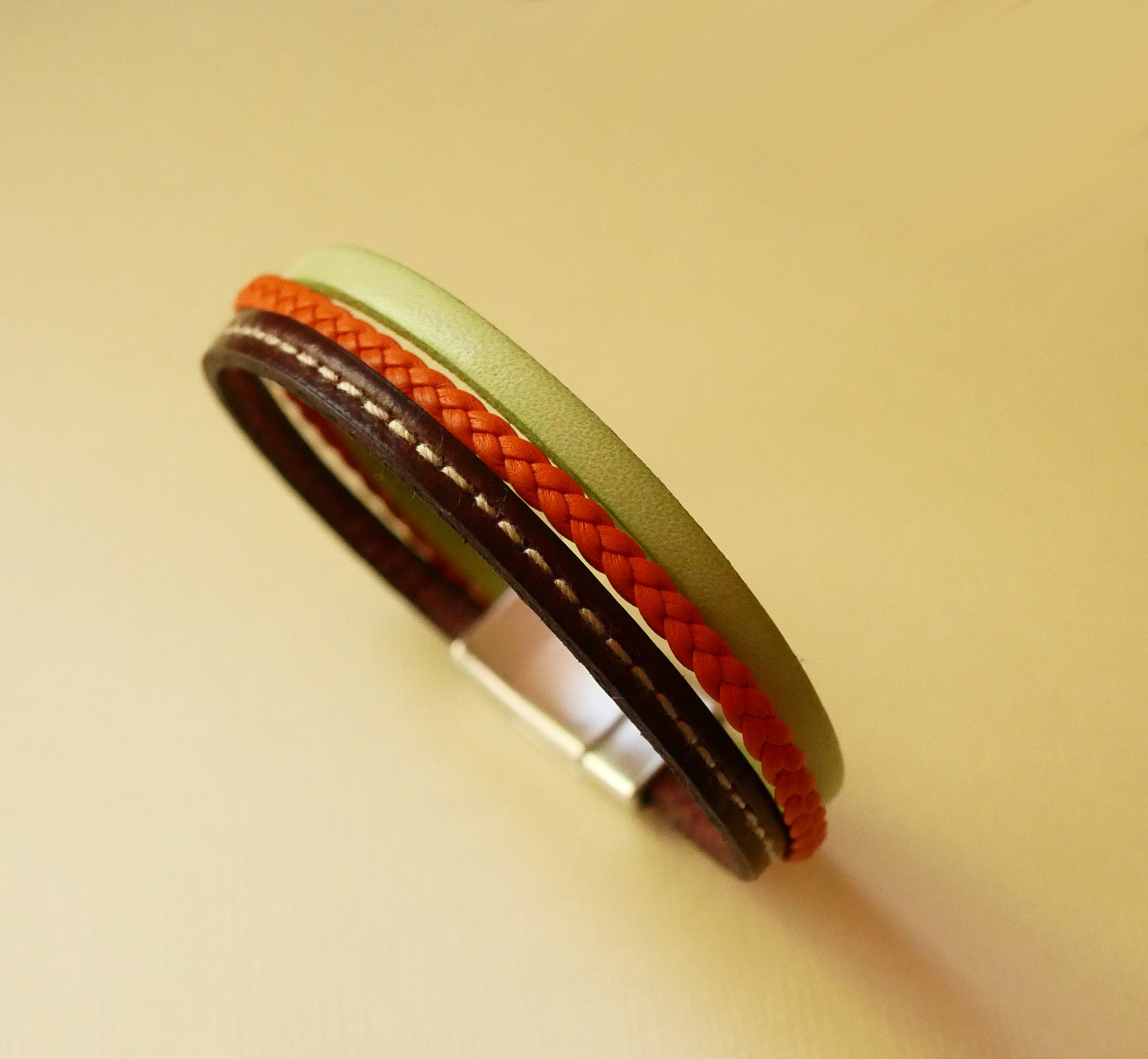 Mansjettarmb&aring;nd i flere skinntyper med mandel, oransje flette og Bordeaux-s&oslash;m