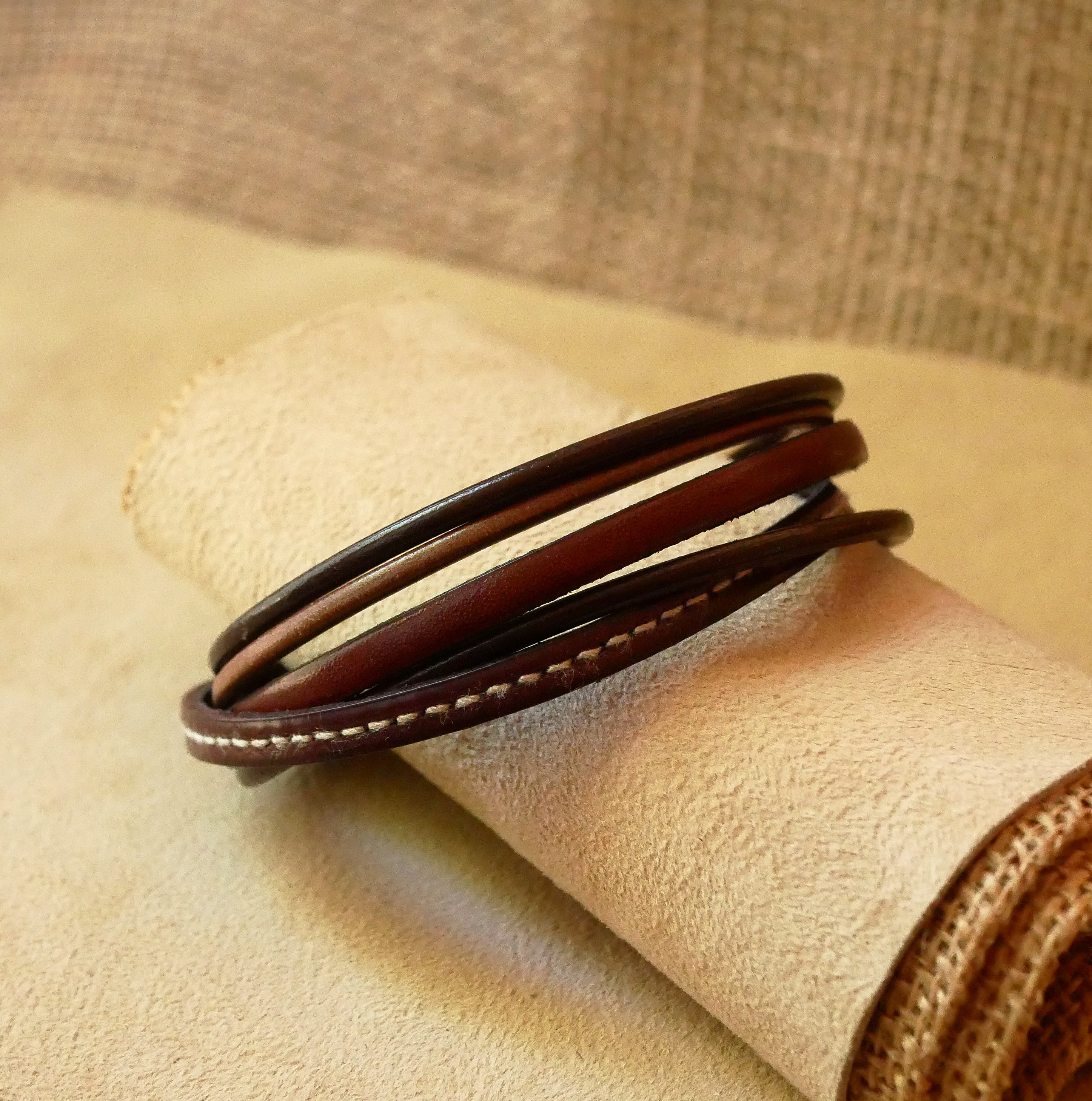 Mansjettarmb&aring;nd i brunt skinn for menn