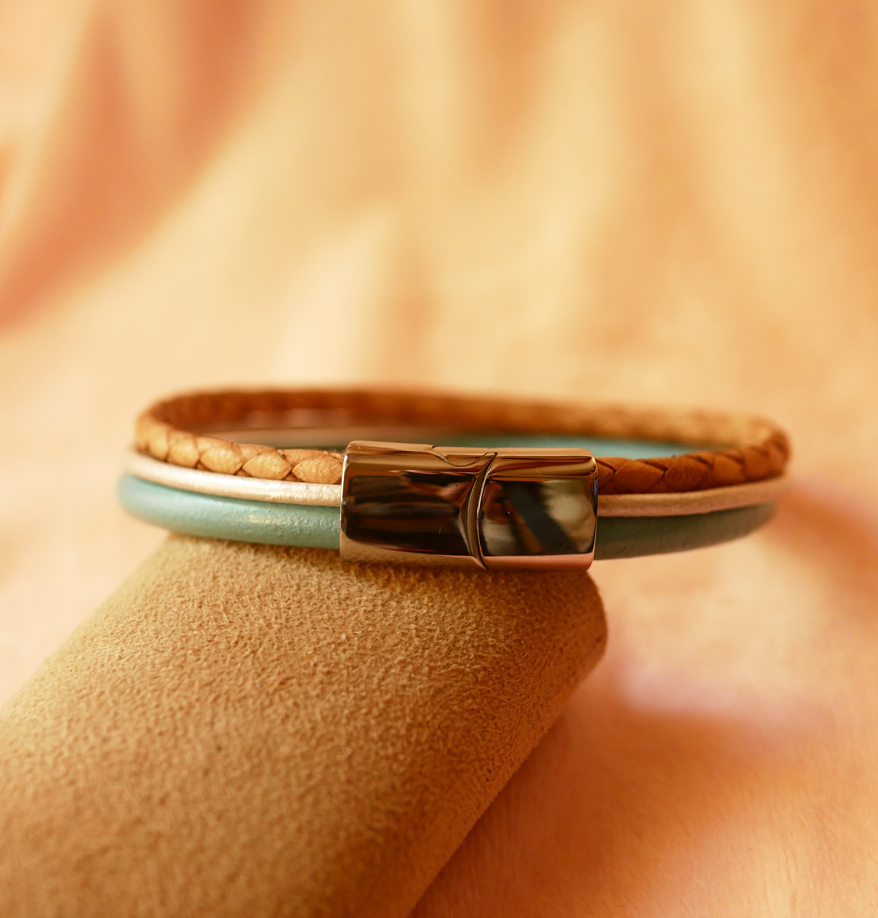 Mansjettarmbånd i beige og turkis med flere skinntyper