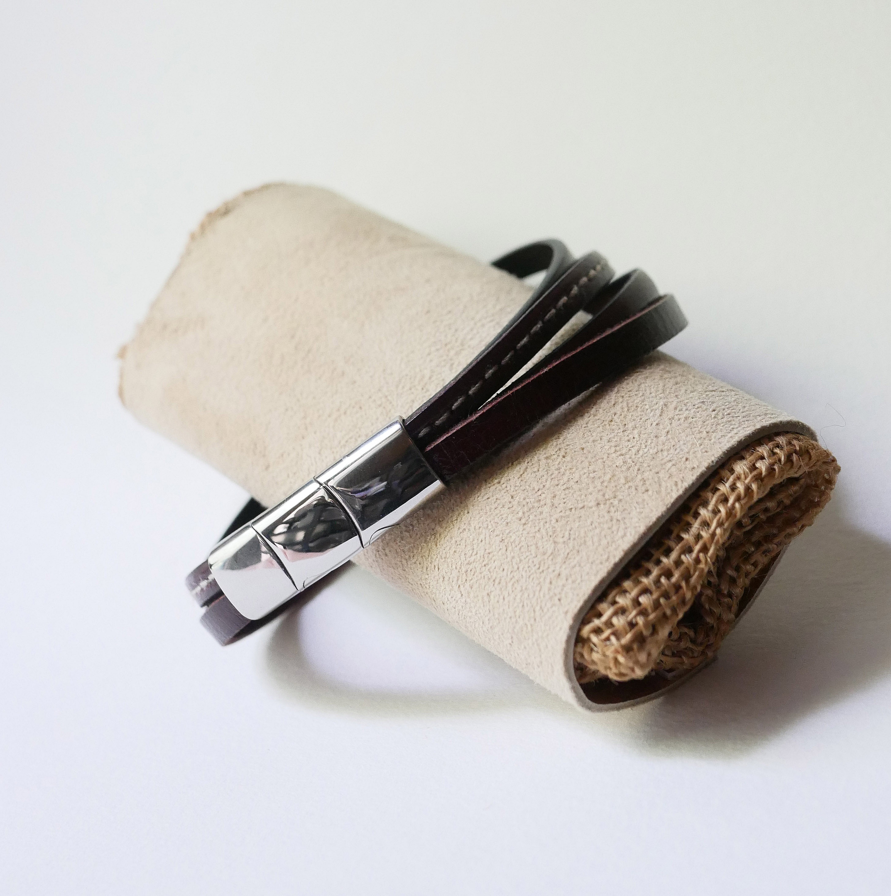 Mansjettarmb&aring;nd i brunt skinn for menn