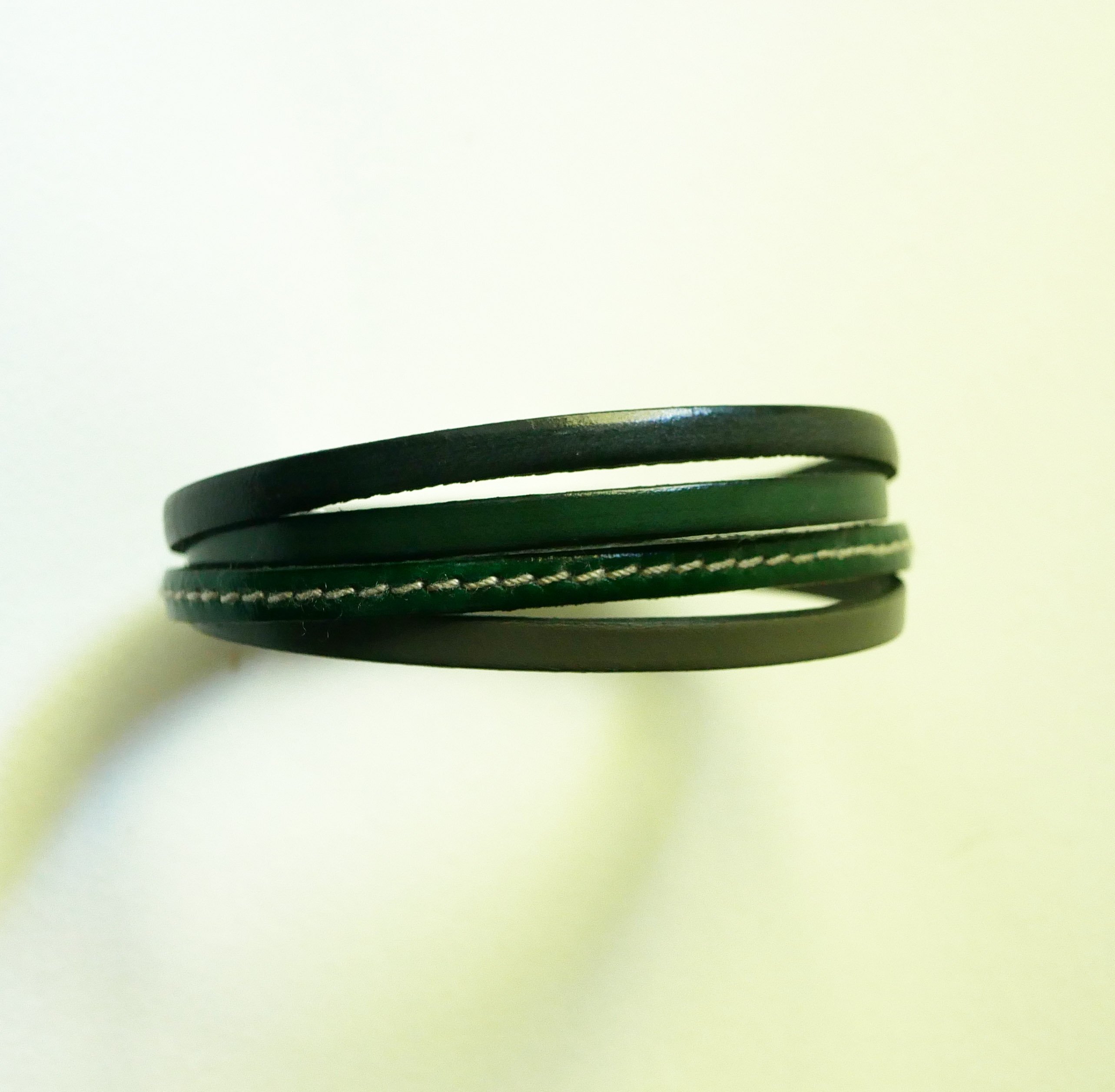 Grønt og grått mansjettarmbånd i flere skinntyper for menn