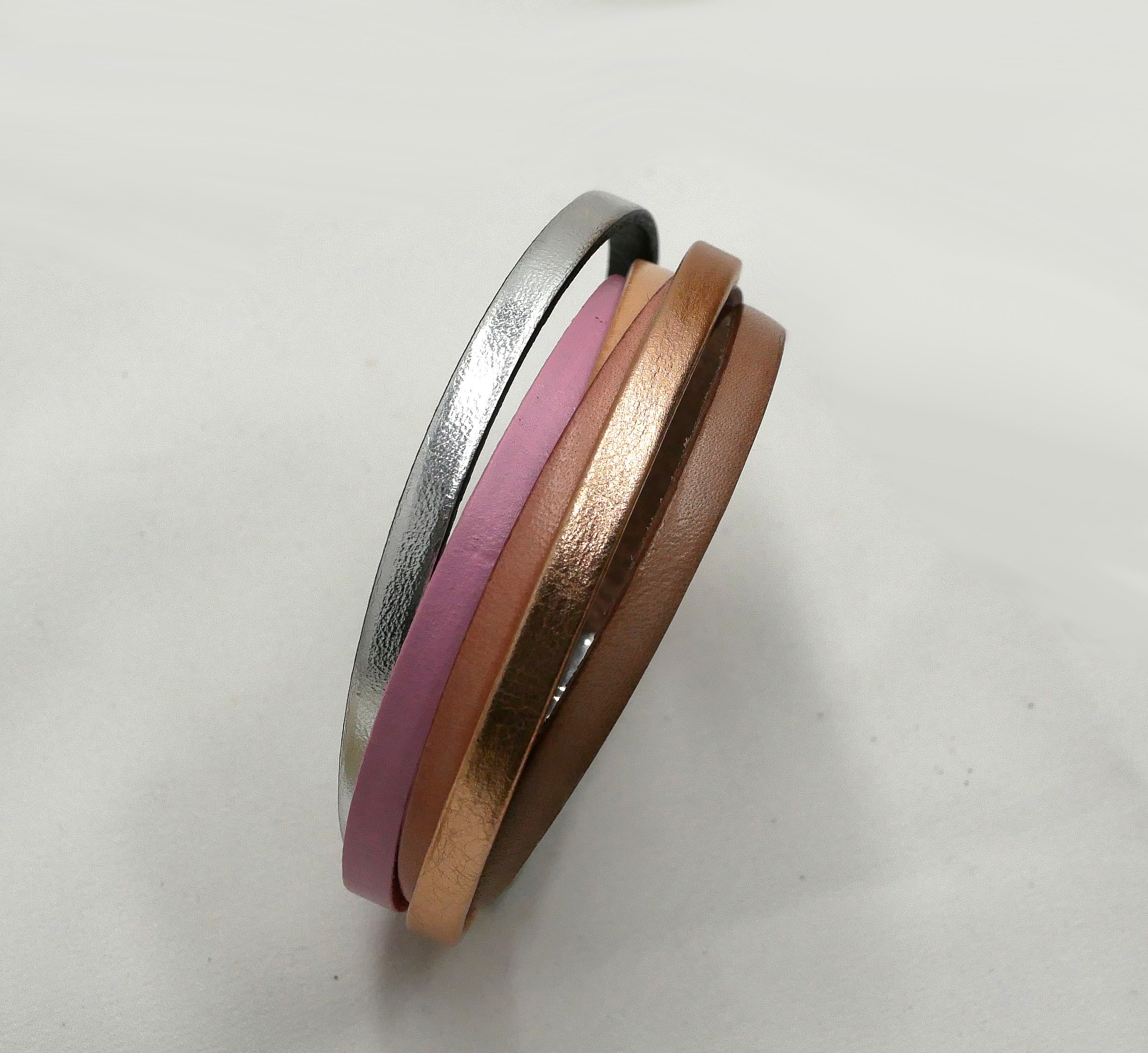 Mansjettarmb&aring;nd i flere typer l&aelig;r, kobberferskenfarge