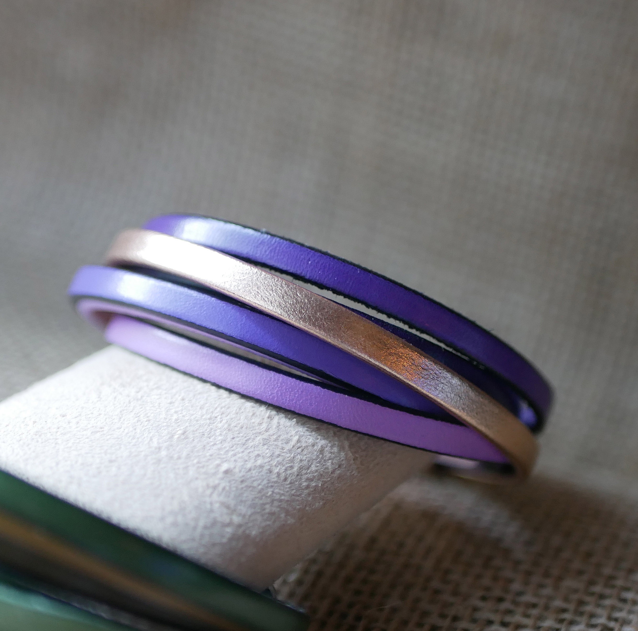 Mansjettarmb&aring;nd i flere skinnfarger i nyanser av fiolett og rosa gull