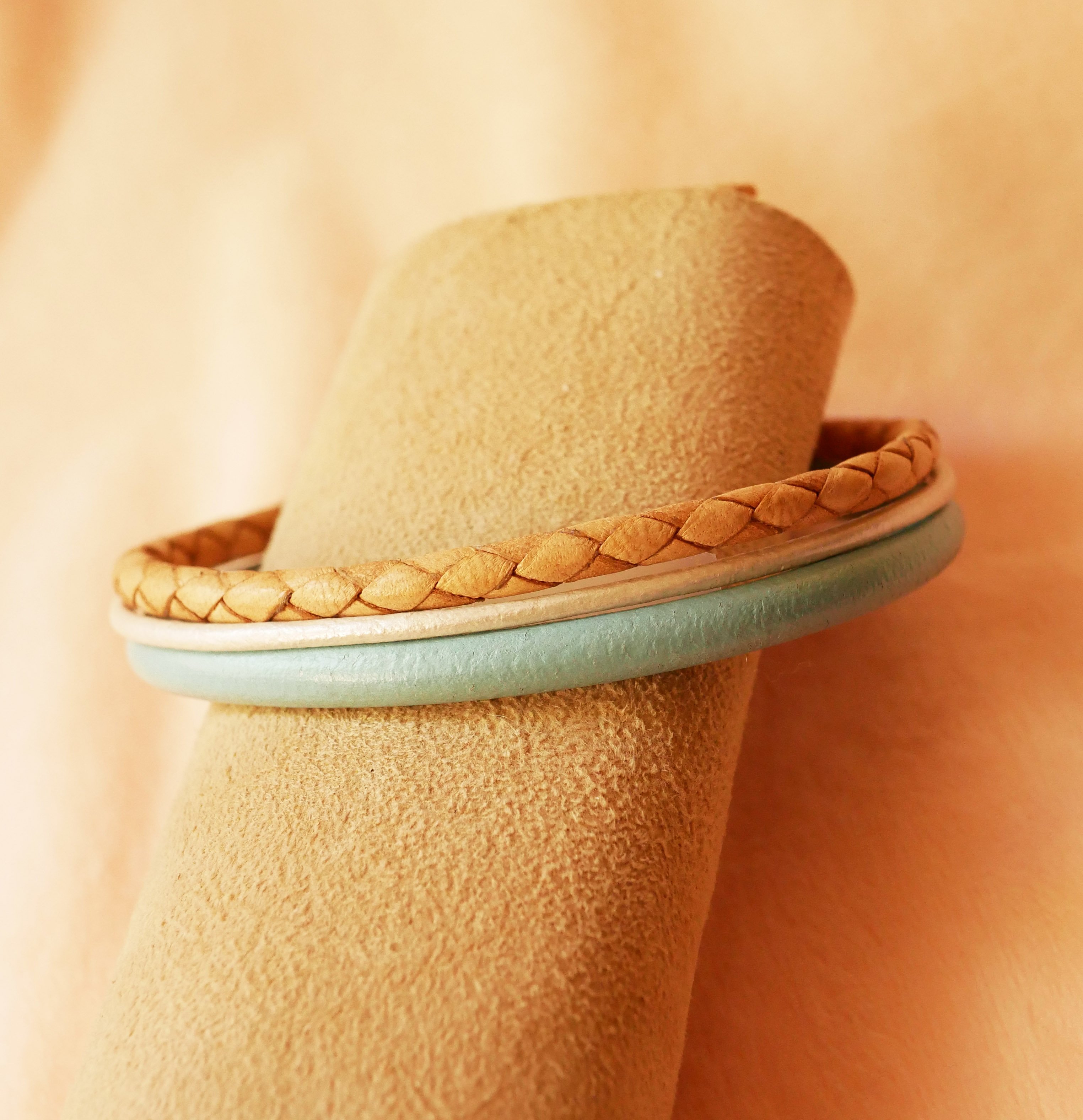 Mansjettarmbånd i beige og turkis med flere skinntyper
