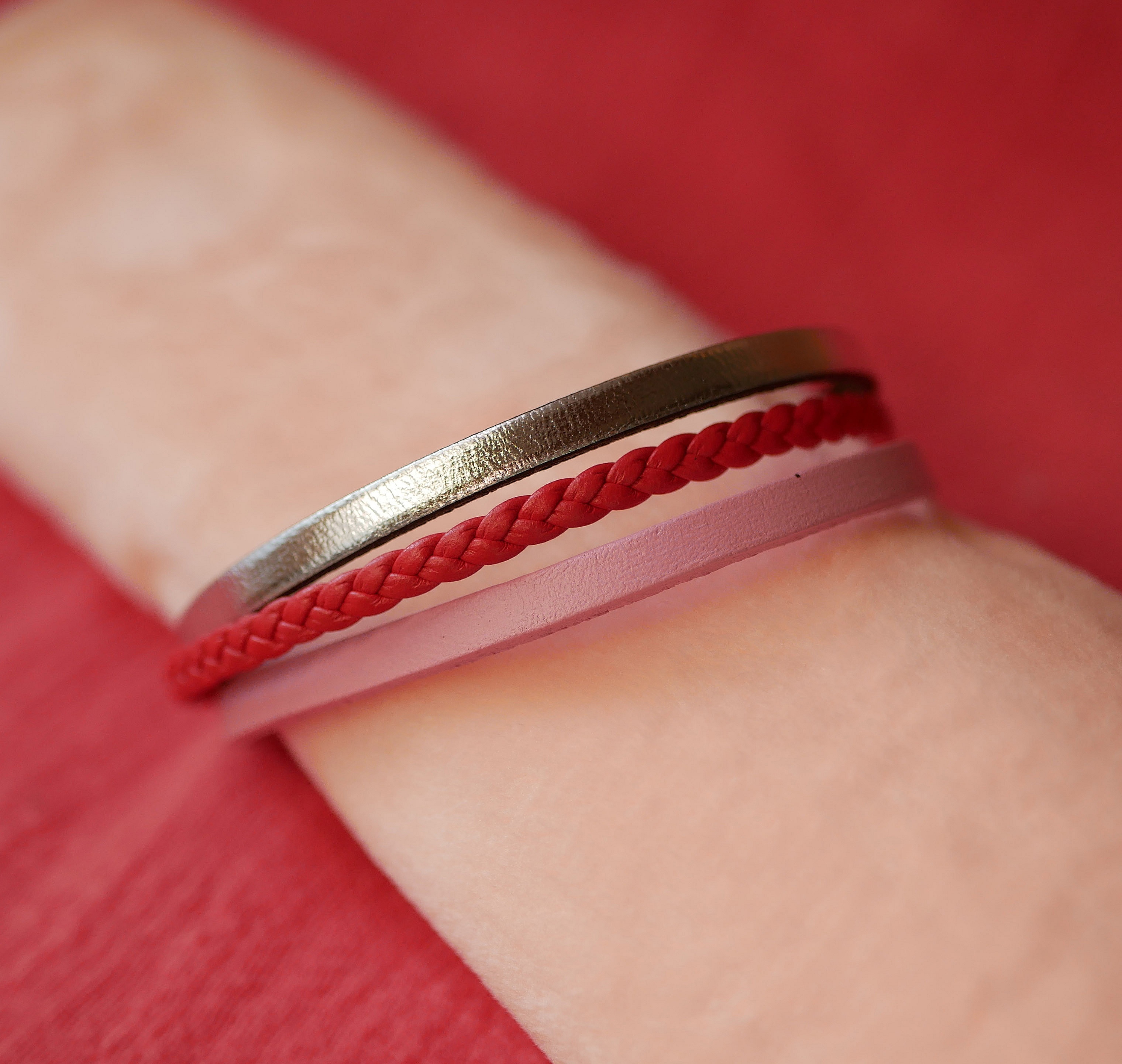 Armb&aring;nd med mansjett i korallr&oslash;dt og s&oslash;lvfarget skinn og rosa multi-l&aelig;r