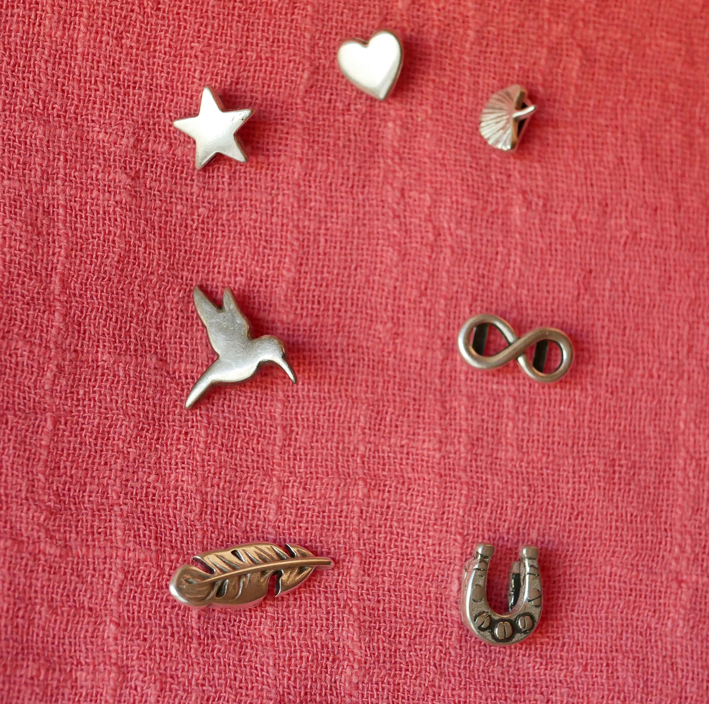 Mansjettarmb&aring;nd i multiskinn i turkis og brunt med 2 s&oslash;lvbelagte &oslash;skener