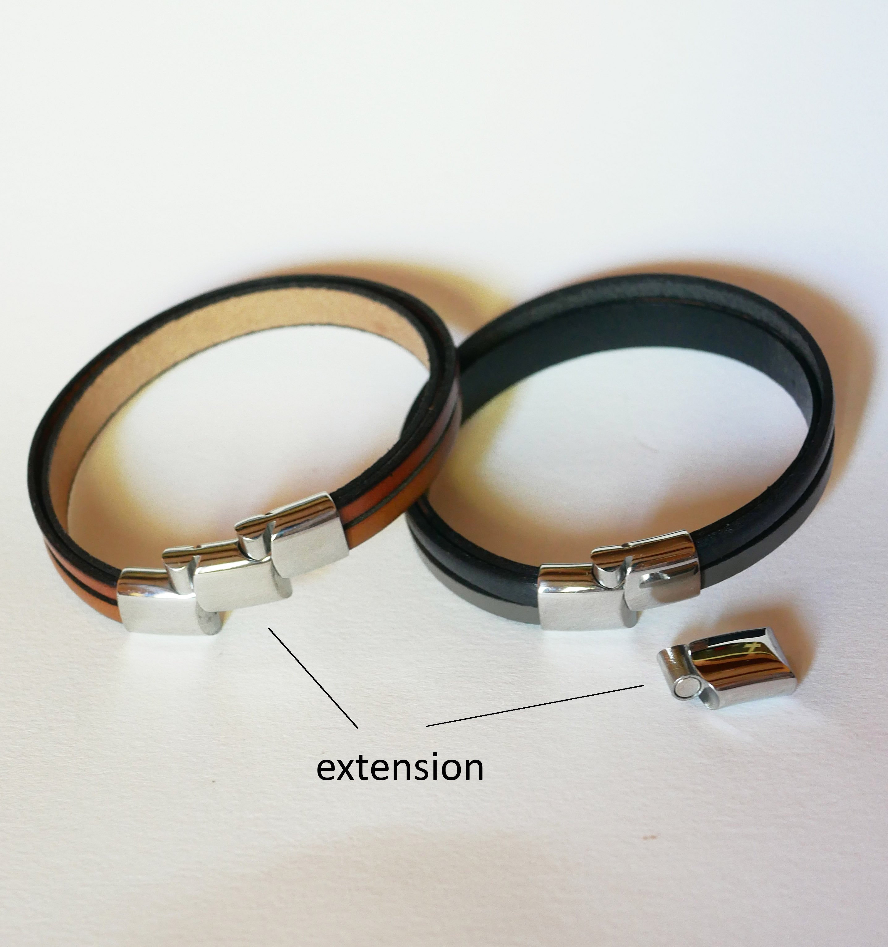 Grønt og grått mansjettarmbånd i flere skinntyper for menn