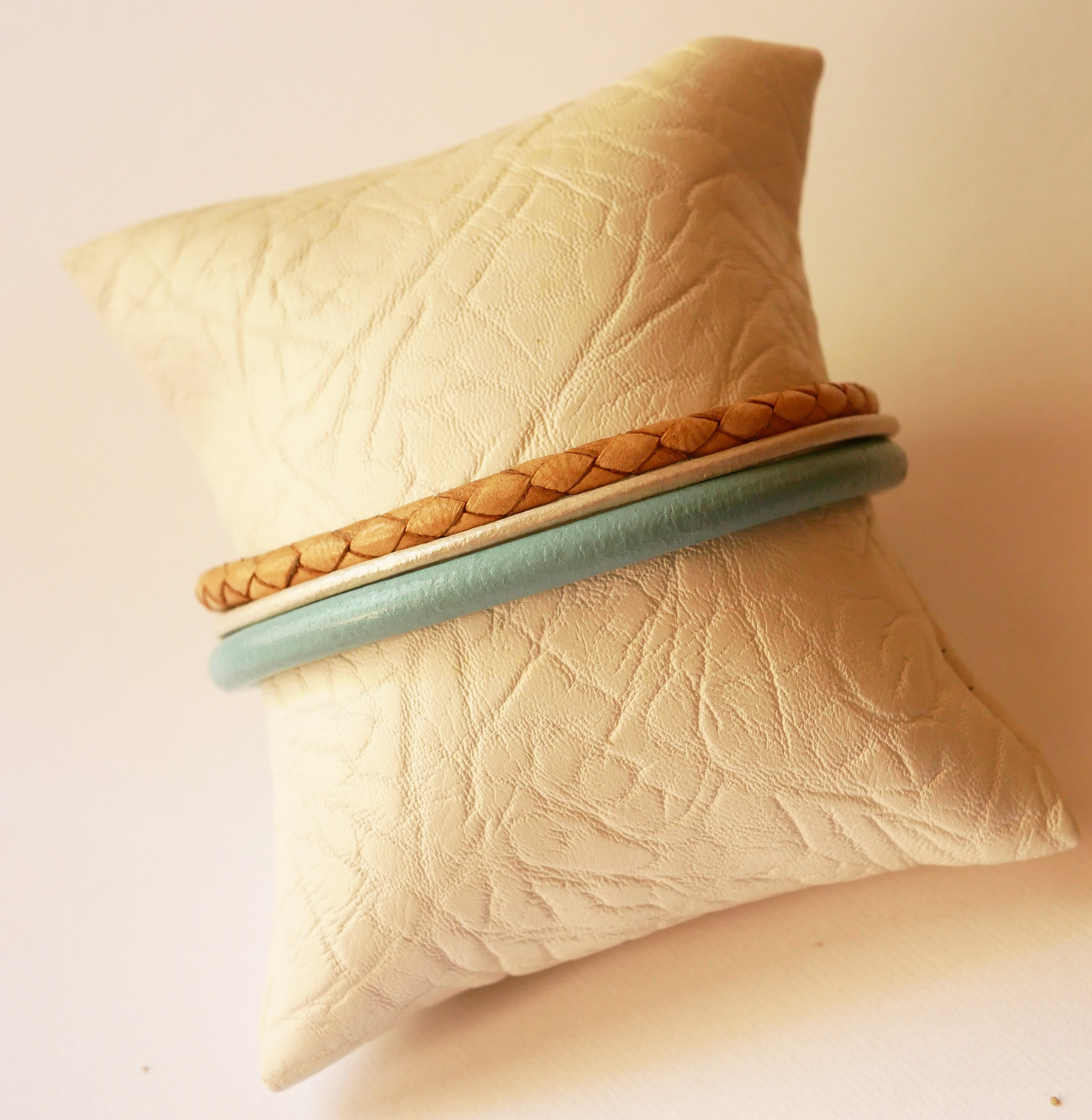 Mansjettarmb&aring;nd i beige og turkis med flere skinntyper