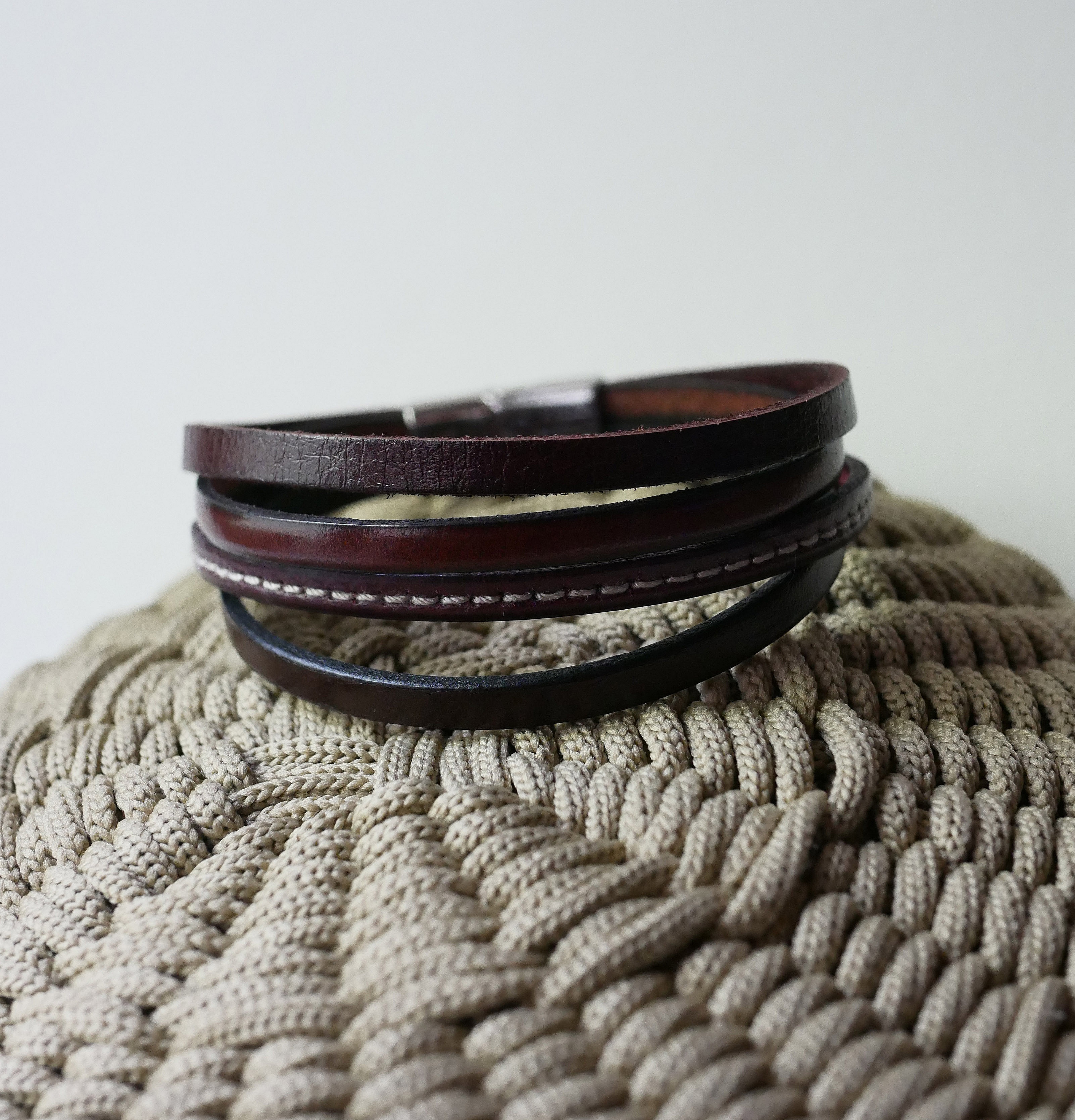 Mansjettarmb&aring;nd i brunt skinn for menn