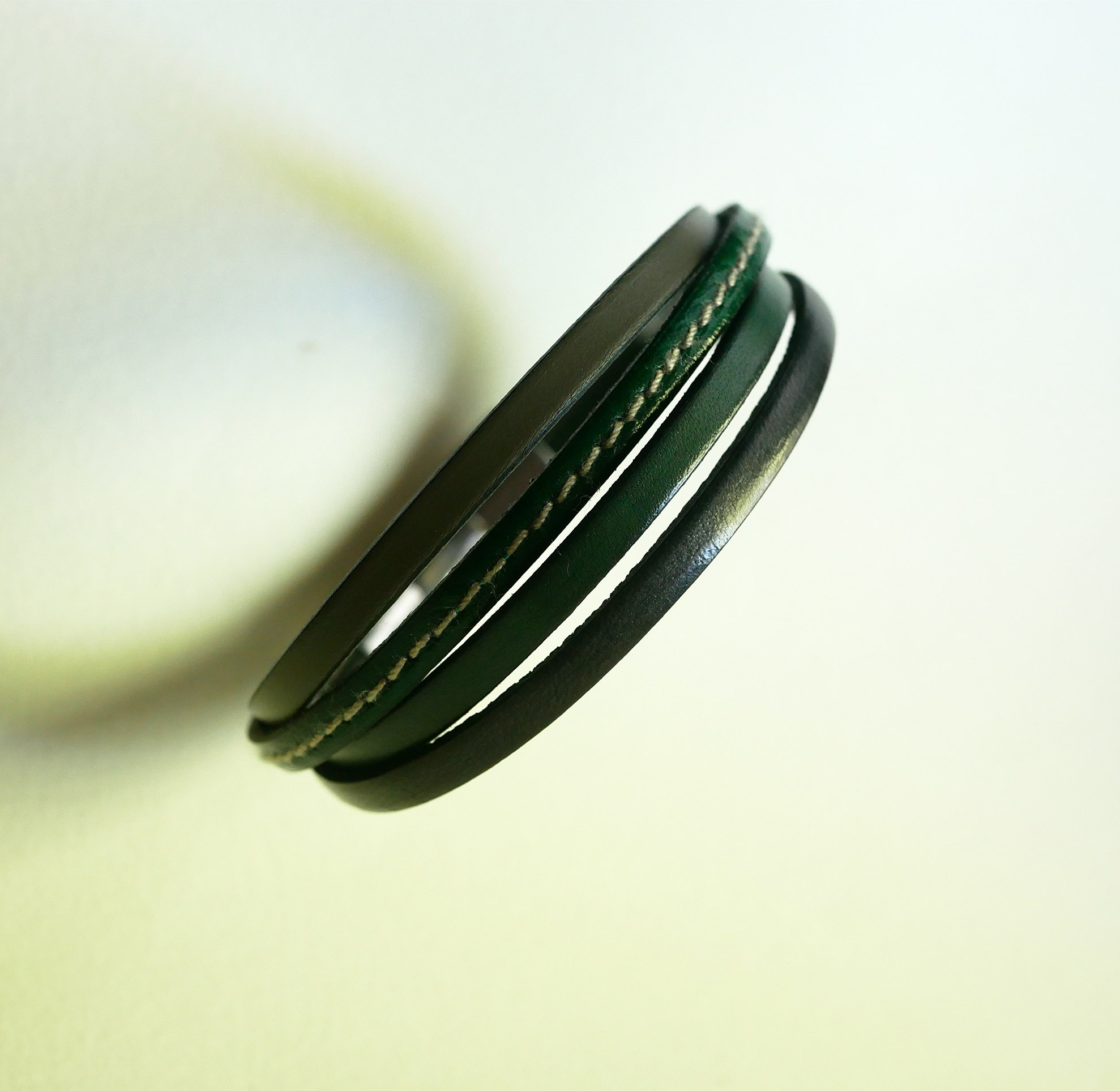 Grønt og grått mansjettarmbånd i flere skinntyper for menn