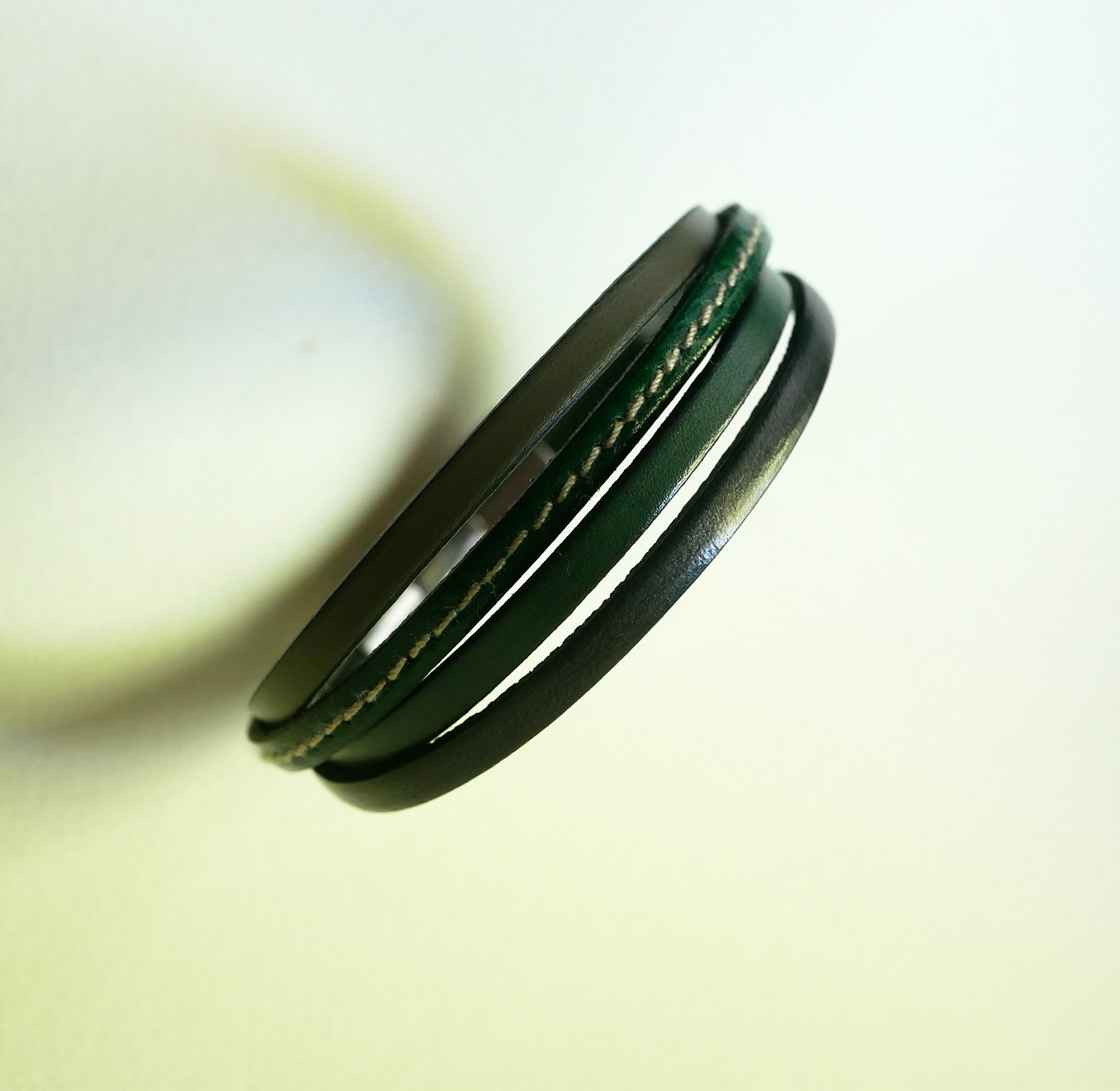 Grønt og grått mansjettarmbånd i flere skinntyper for menn