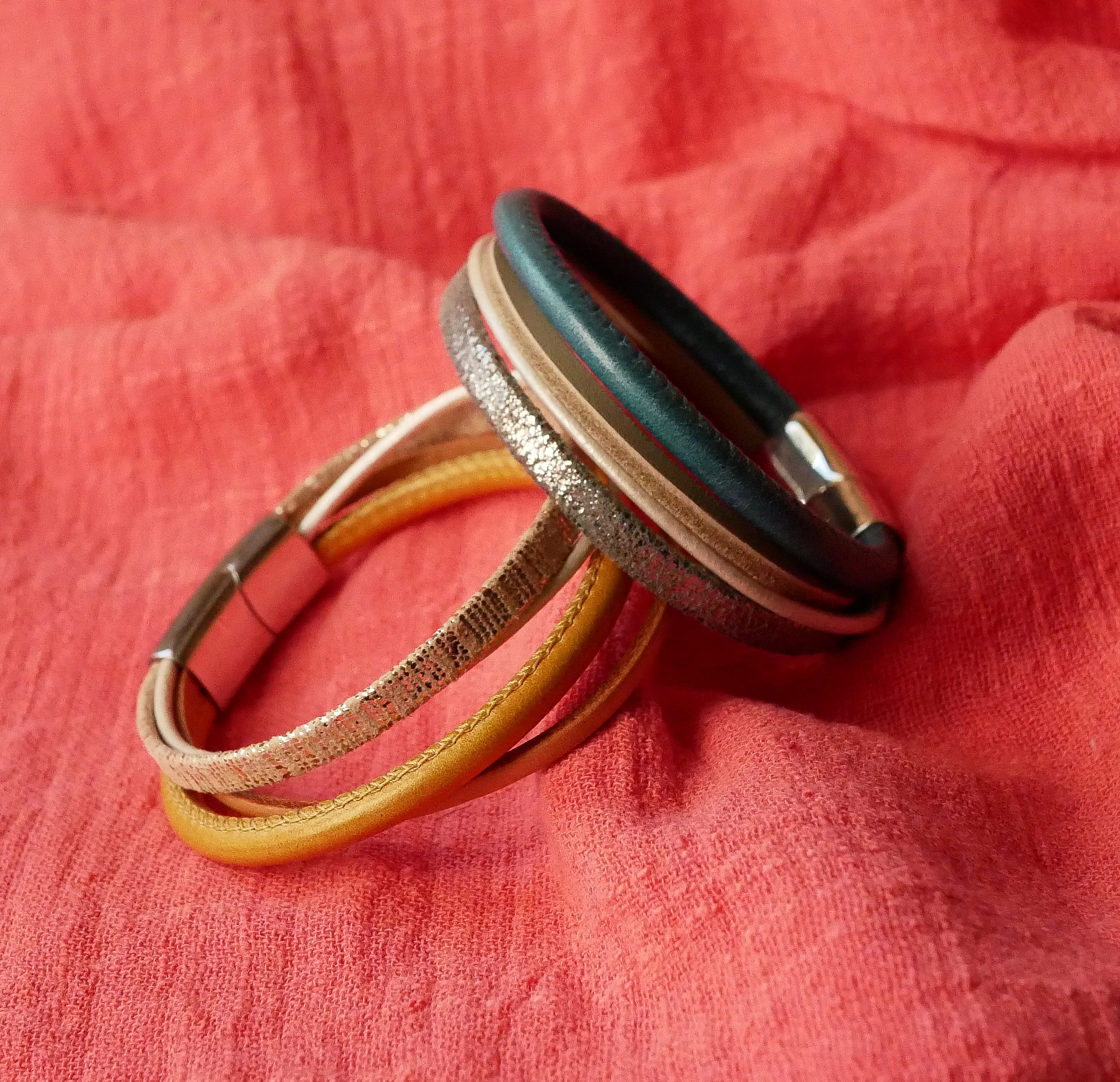 Mansjettarmb&aring;nd i beige og gull i flere skinntyper