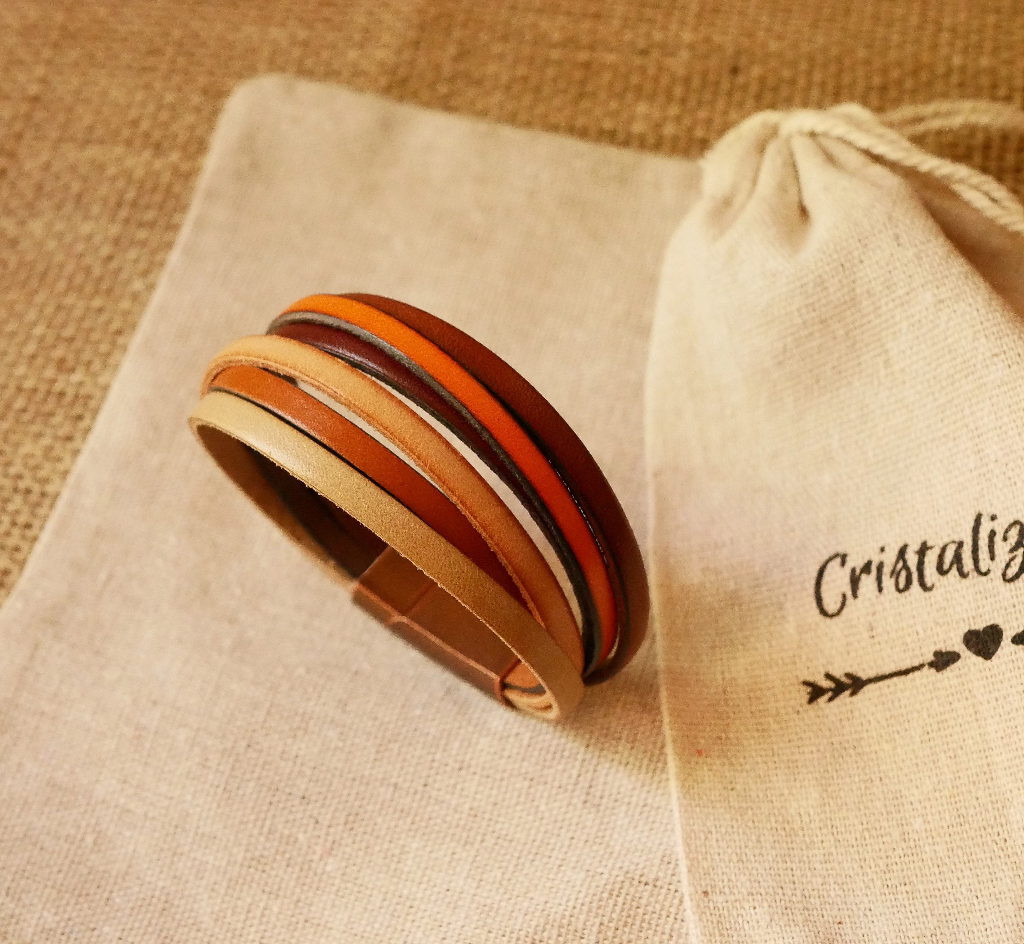 Okerfarget mansjettarmb&aring;nd i flere skinntyper