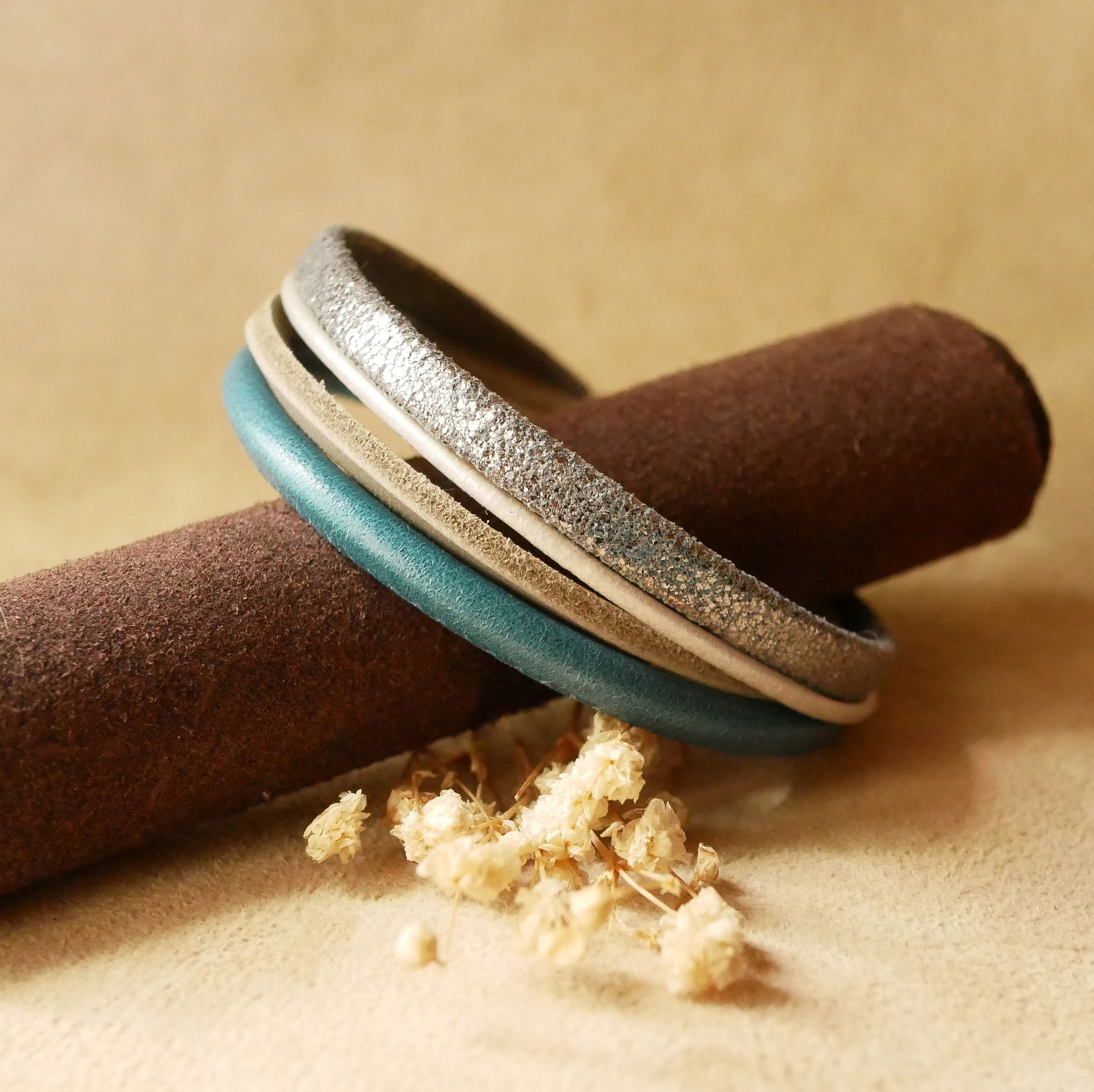 Armb&aring;nd med mansjett i bl&aring;tt og s&oslash;lvfarget skinn