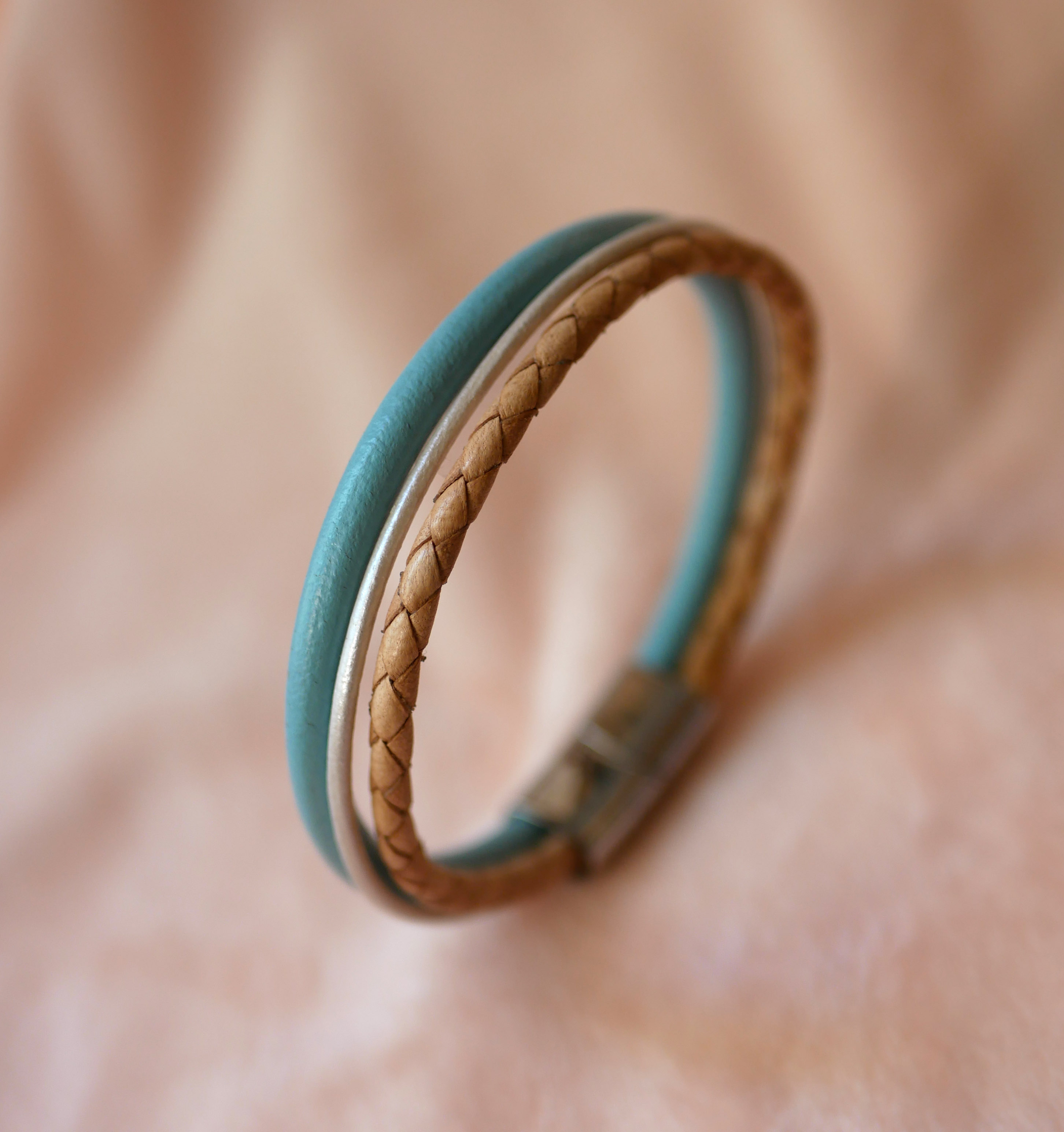 Mansjettarmbånd i beige og turkis med flere skinntyper