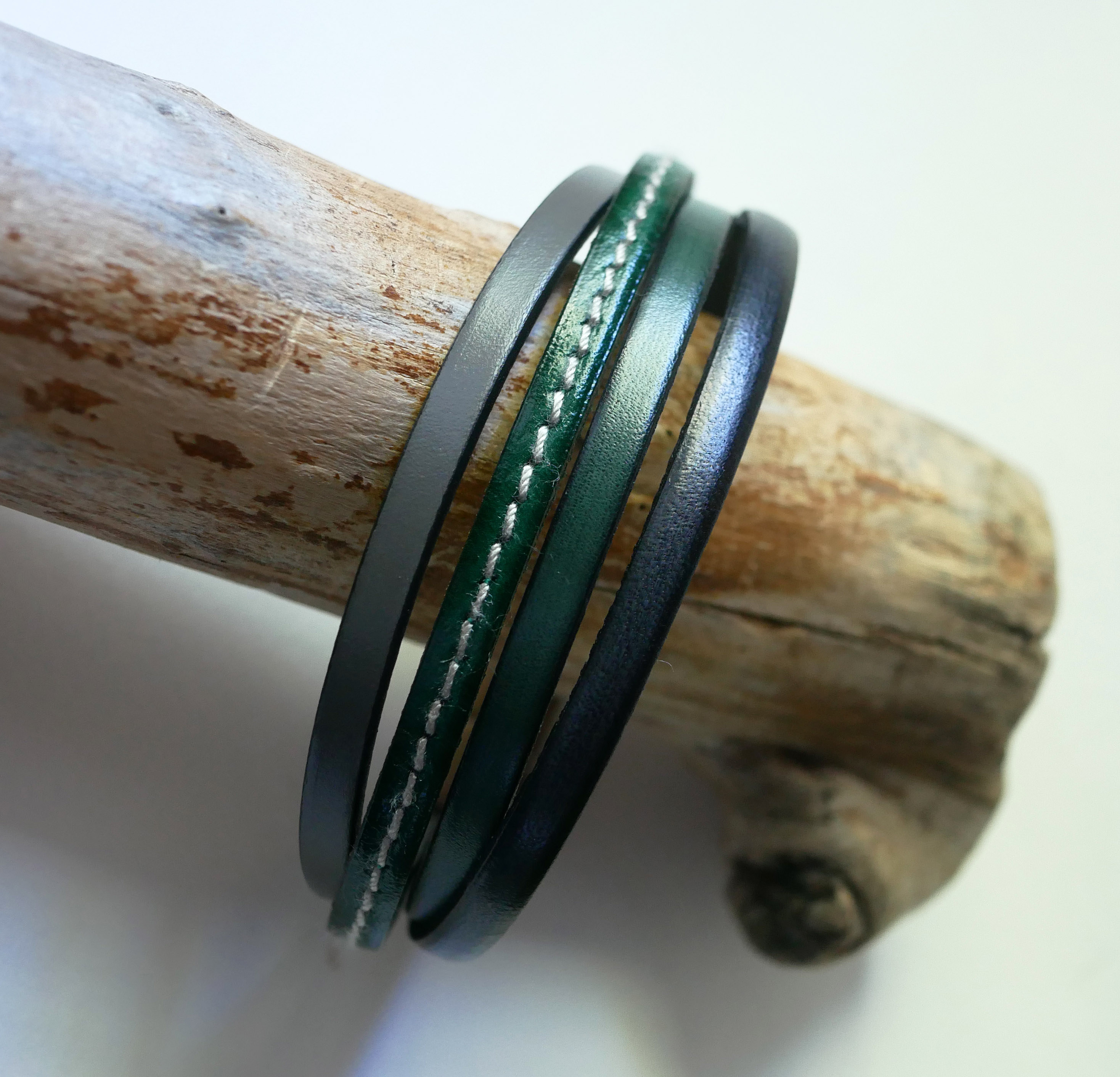 Grønt og grått mansjettarmbånd i flere skinntyper for menn