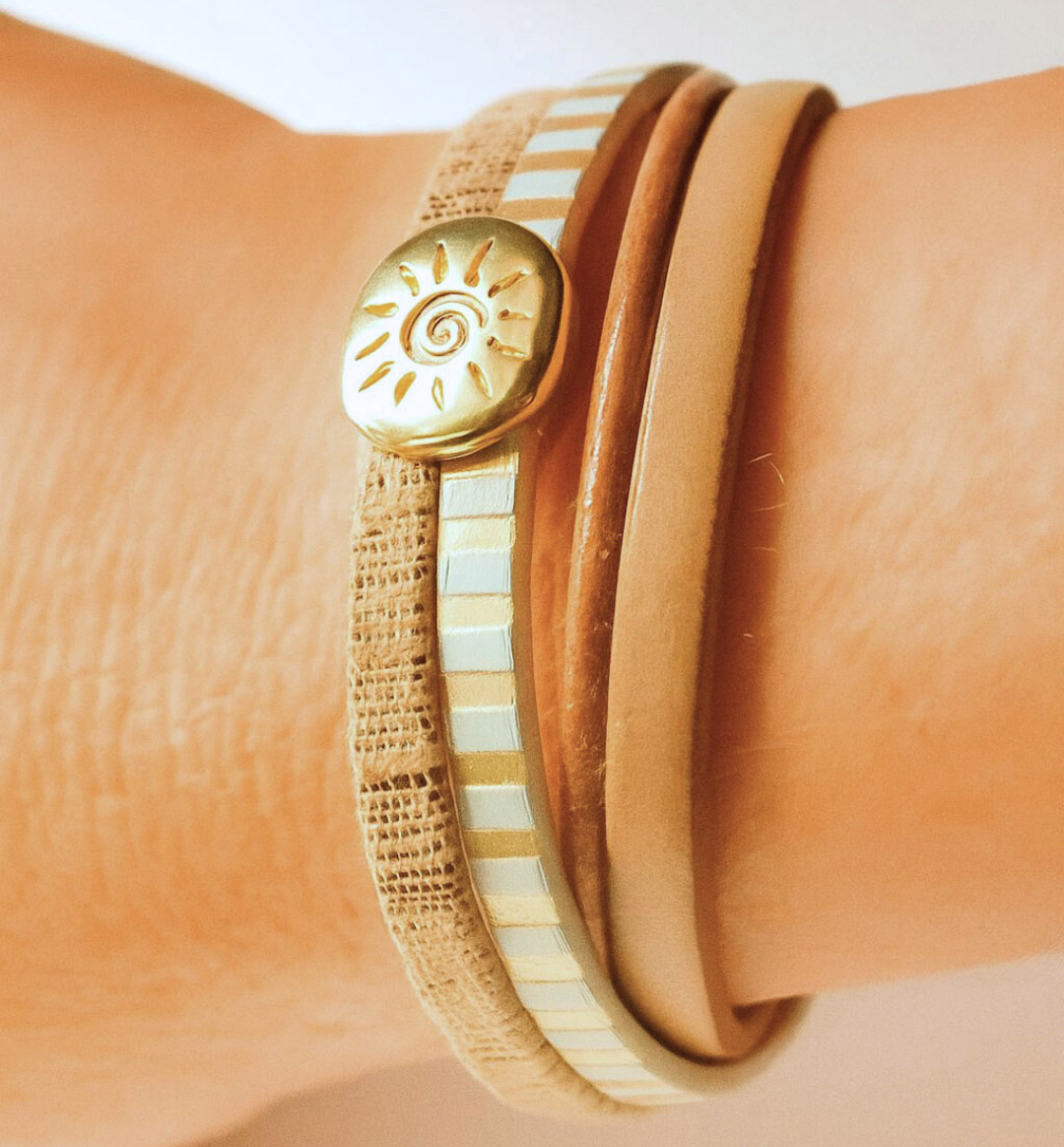 Mansjettarmbånd i skinn med flere lenker og solstråle-løkke i gull