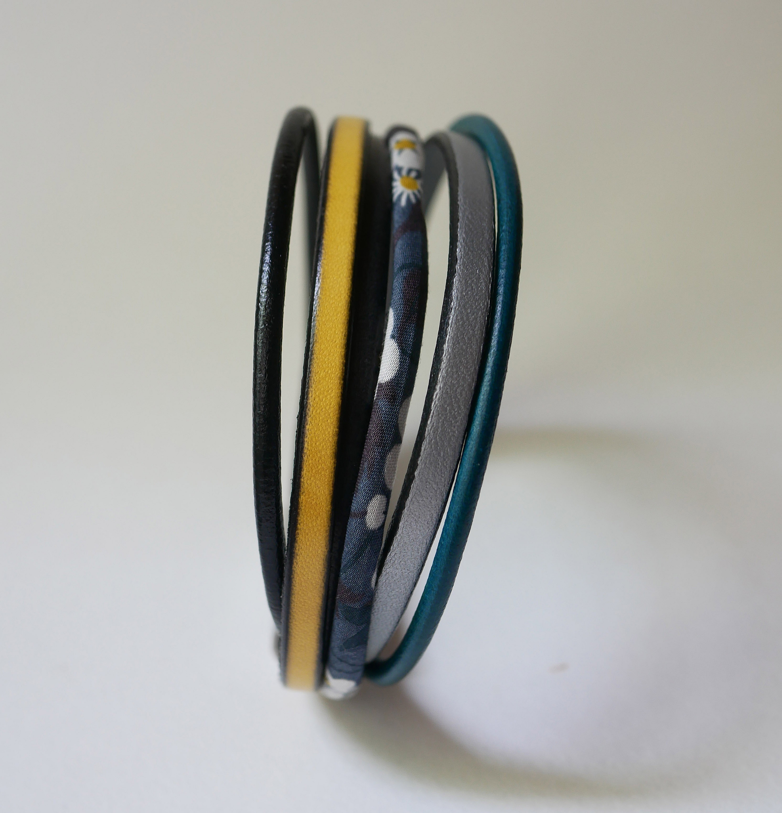 Flerradet mansjettarmb&aring;nd i skinn og antracitgr&aring; Liberty-snor