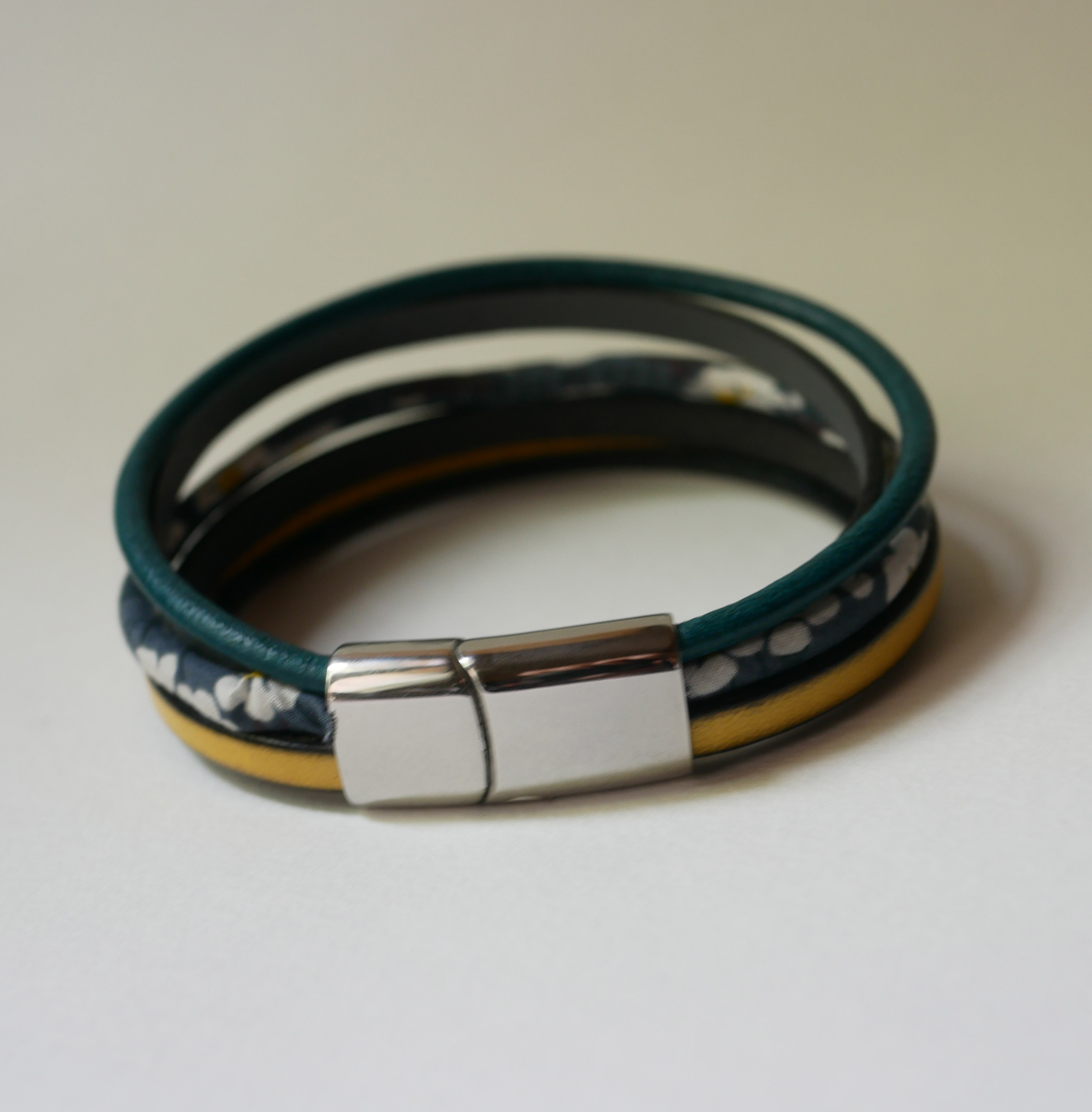 Flerradet mansjettarmbånd i skinn og antracitgrå Liberty-snor